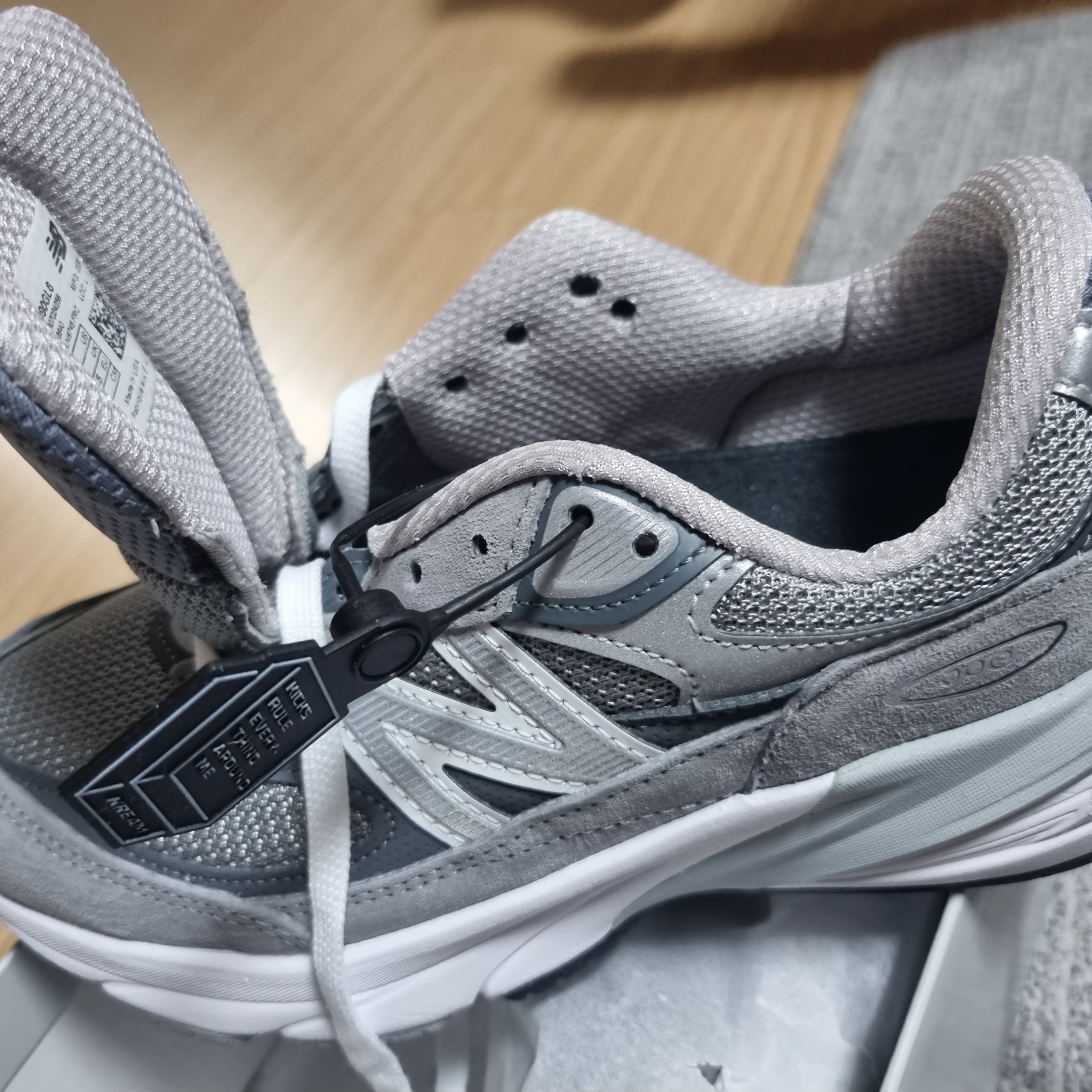 (W) New Balance 990v6 Made in USA Grey - B Standard 착용 스타일 - 2