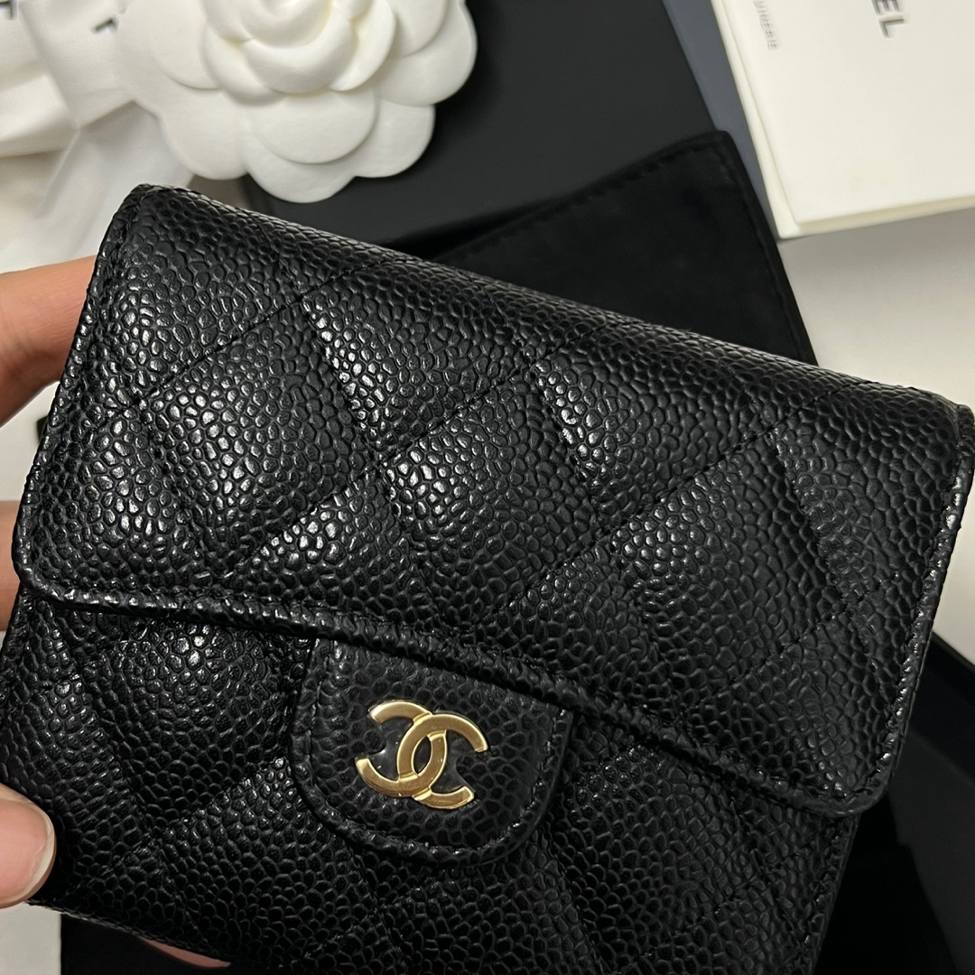 Chanel Small Classic Flap Wallet Grained Calfskin & Gold Black 착용 스타일 - 2