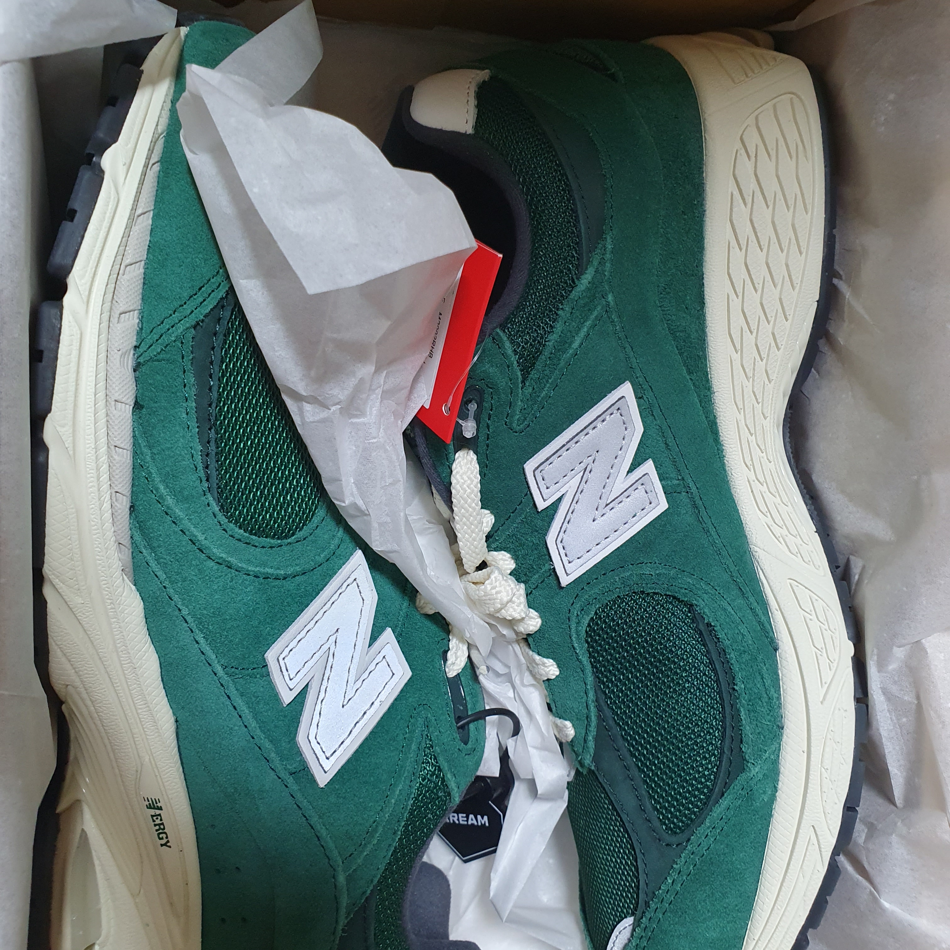 New Balance 2002R Nightwatch Green 착용 스타일