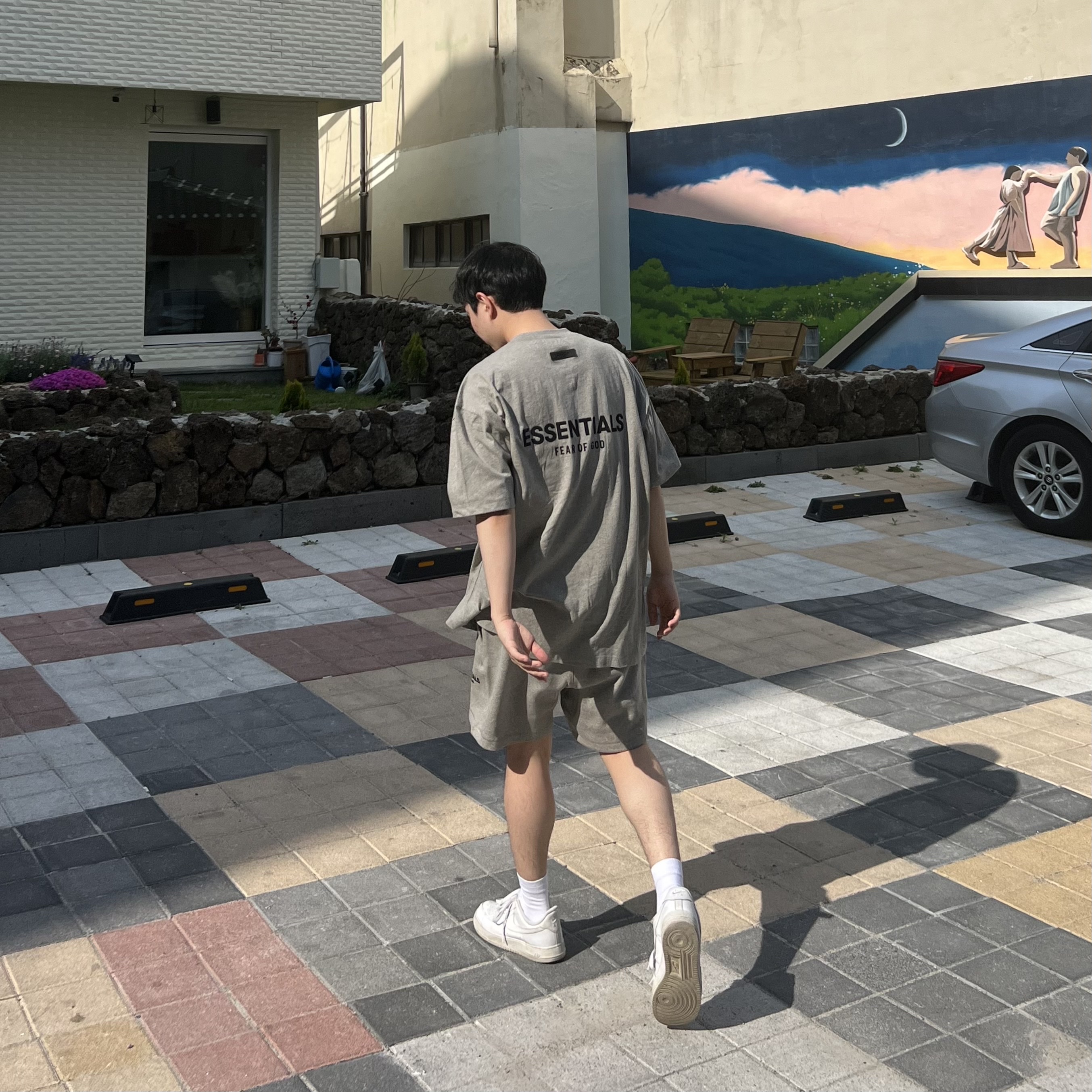 Essentials The Core Collection T-Shirt Dark Oatmeal 착용 스타일