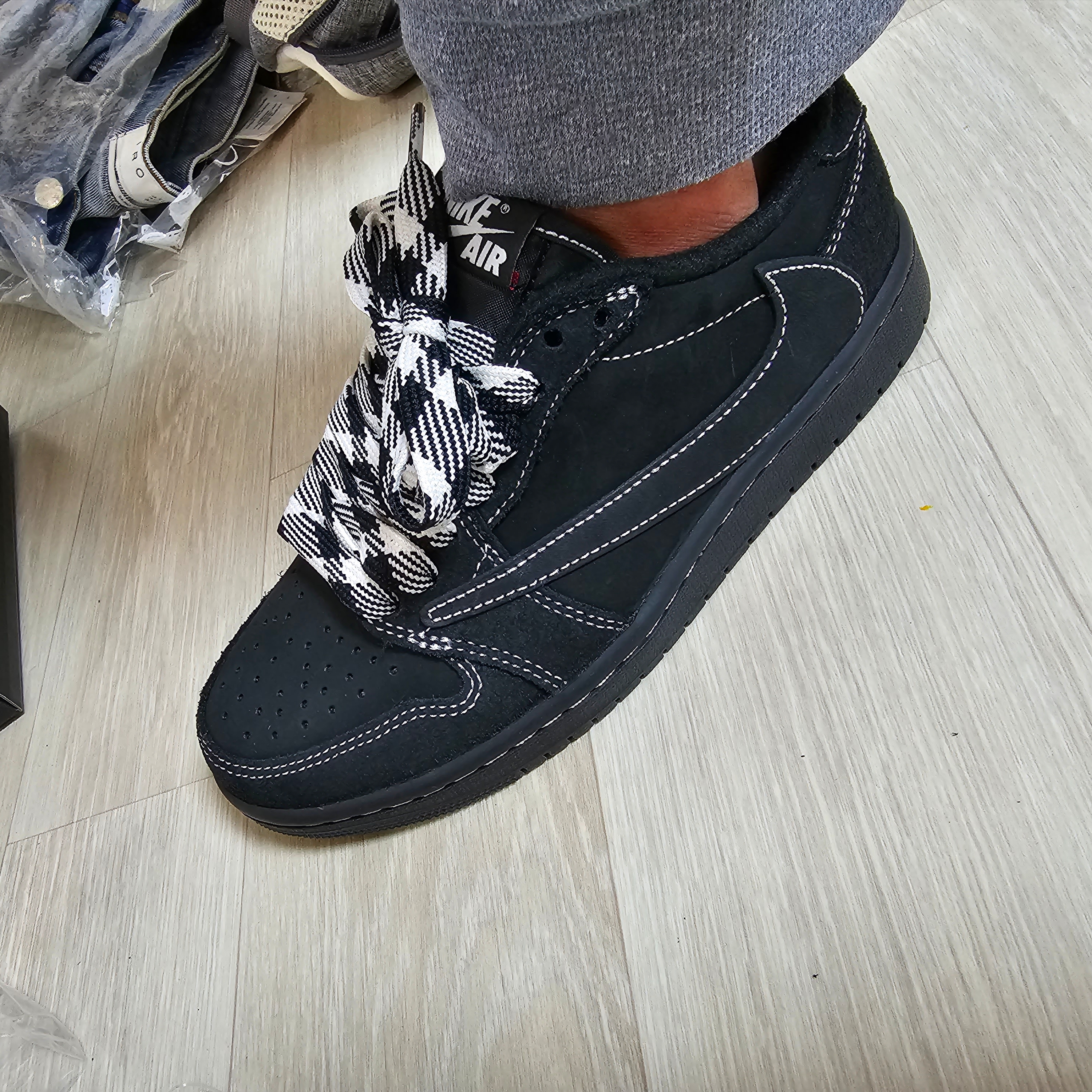 Jordan 1 x Travis Scott Retro Low OG SP Black Phantom 착용 스타일