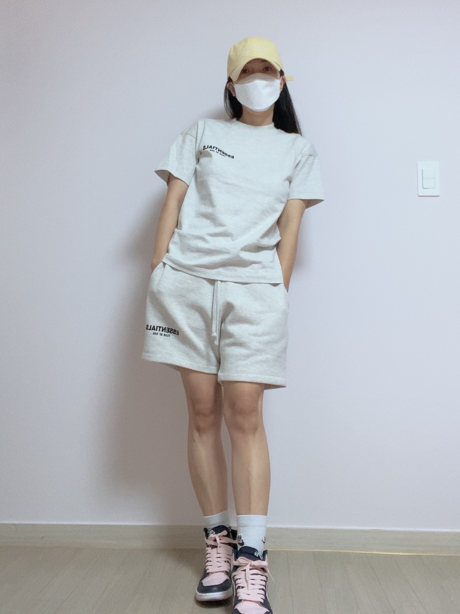 Essentials The Core Collection Sweatshorts Light Oatmeal, (Kids) Essentials The Core Collection T-Shirt Light Oatmeal 착용 스타일 - 1