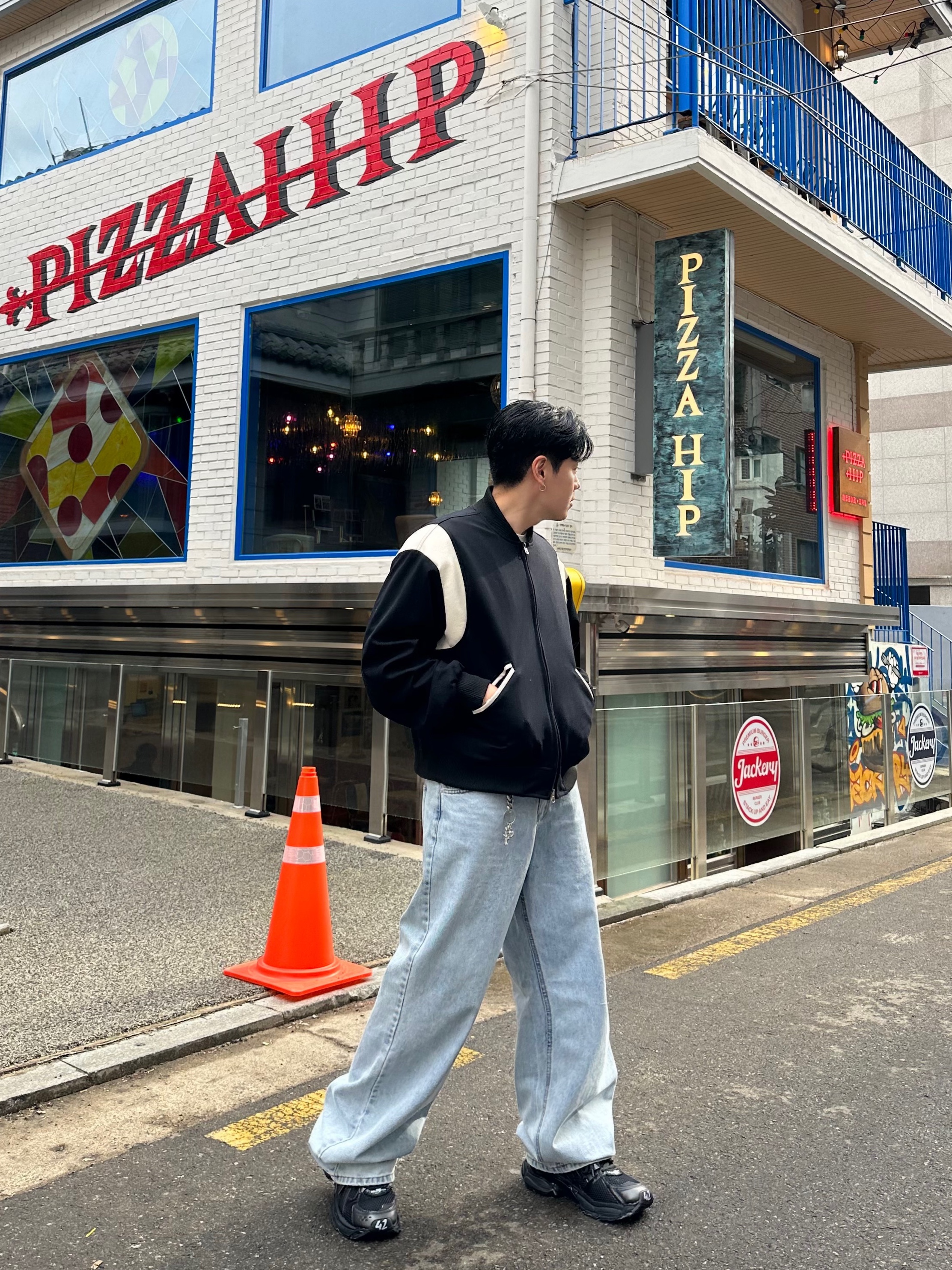 Balenciaga Runner Sneakers Black 착용 스타일 - 3