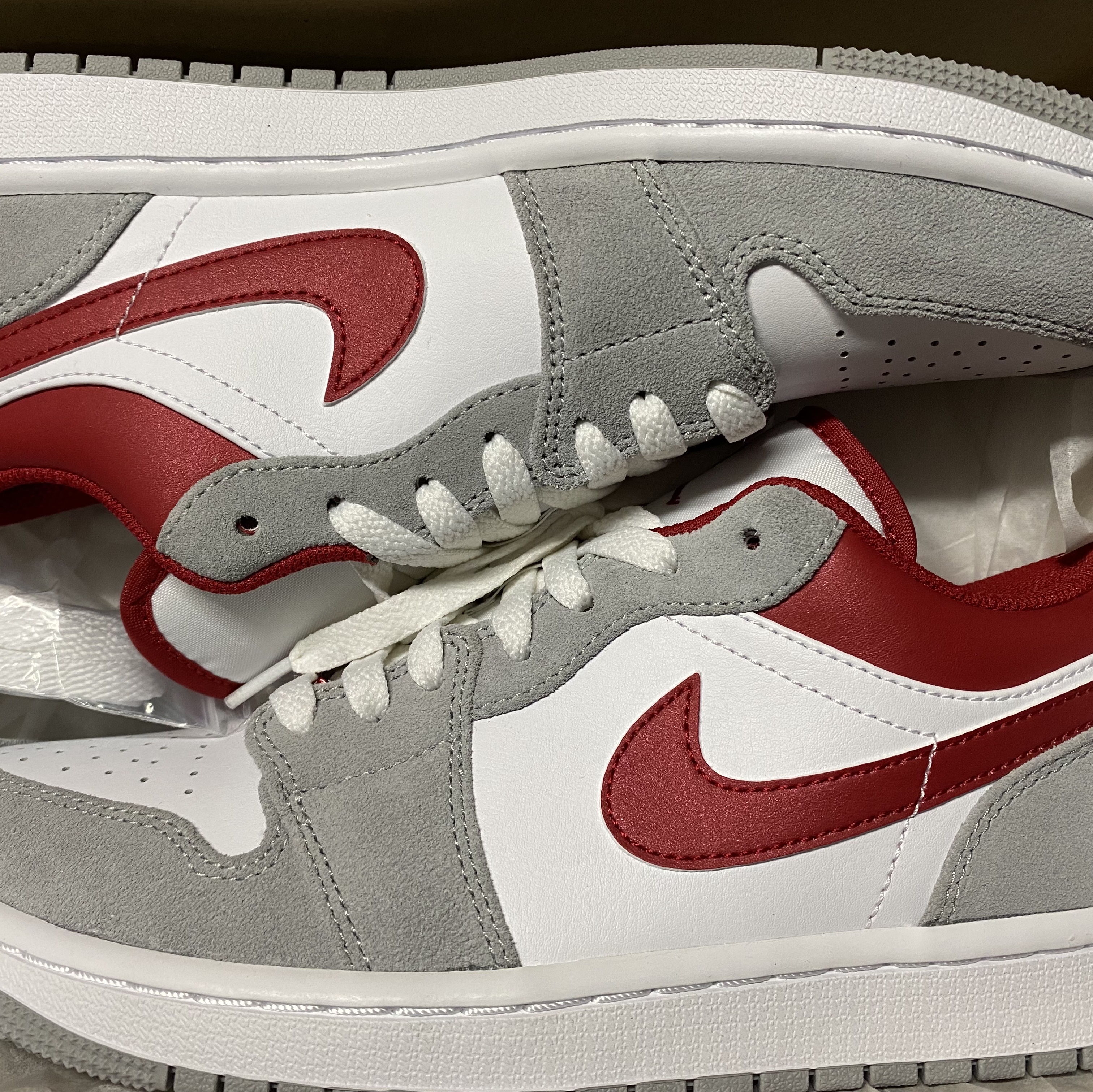 Jordan 1 Low SE Light Smoke Grey Gym Red 착용 스타일