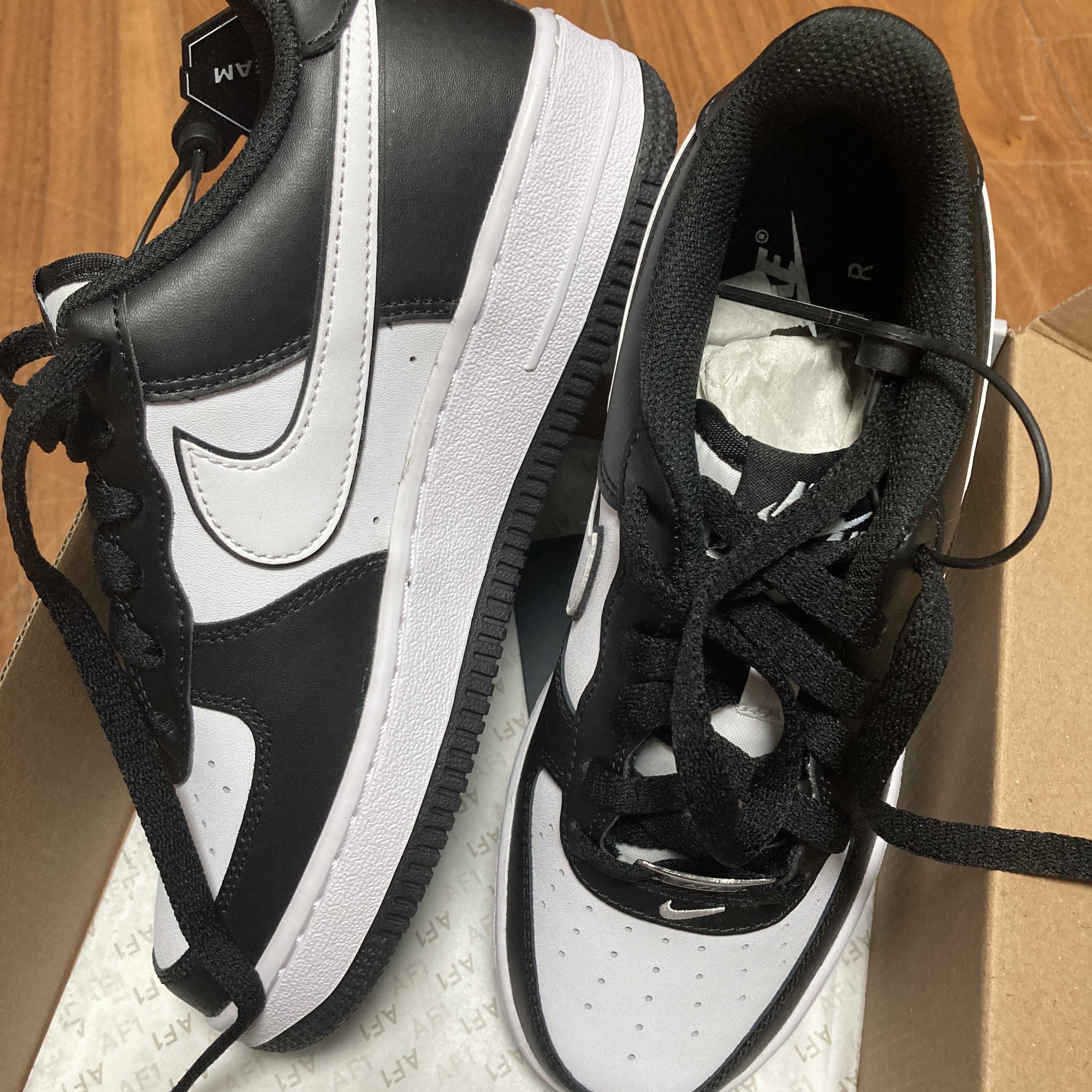 (GS) Nike Air Force 1 LV8 2 Black White 착용 스타일