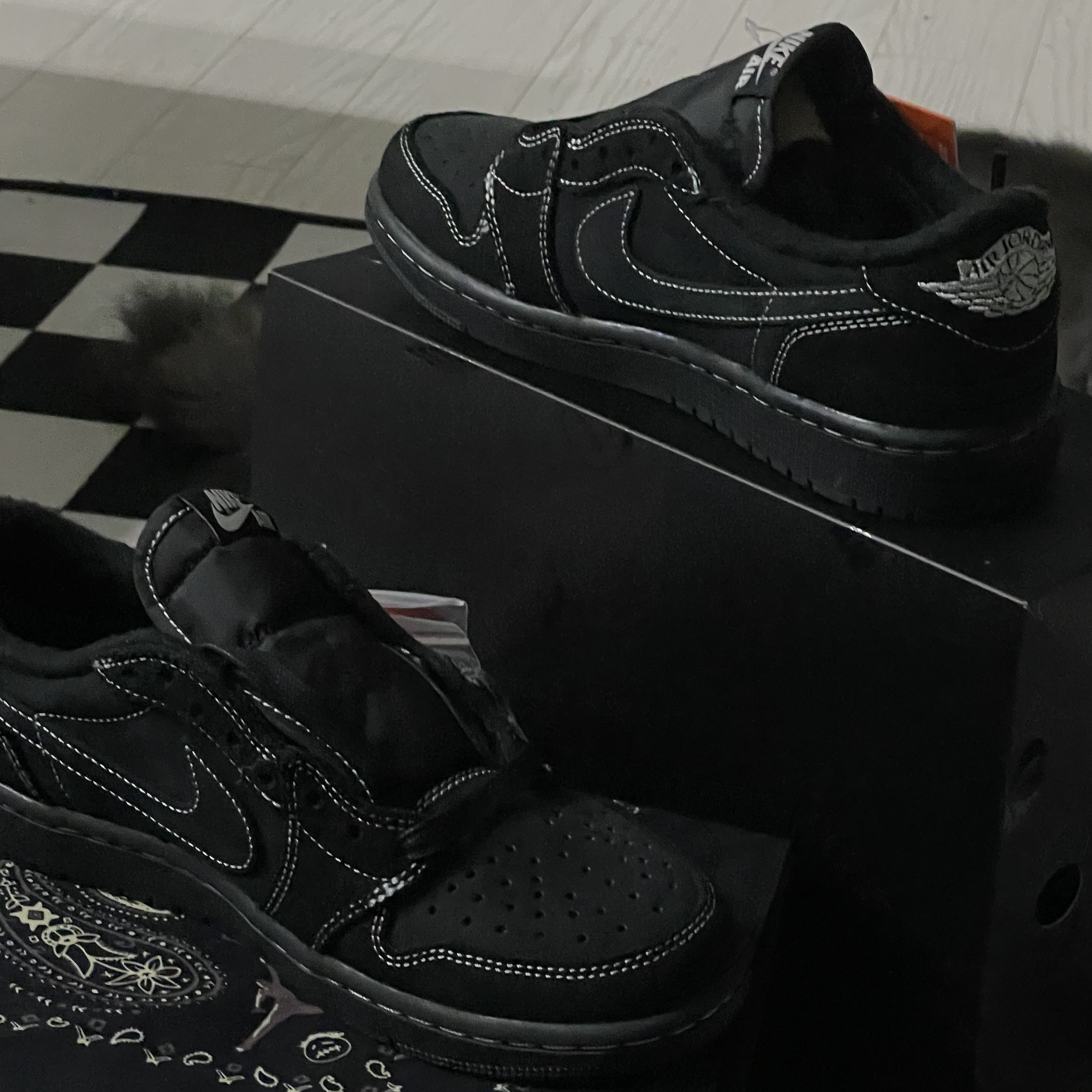 Jordan 1 x Travis Scott Retro Low OG SP Black Phantom 착용 스타일 - 2