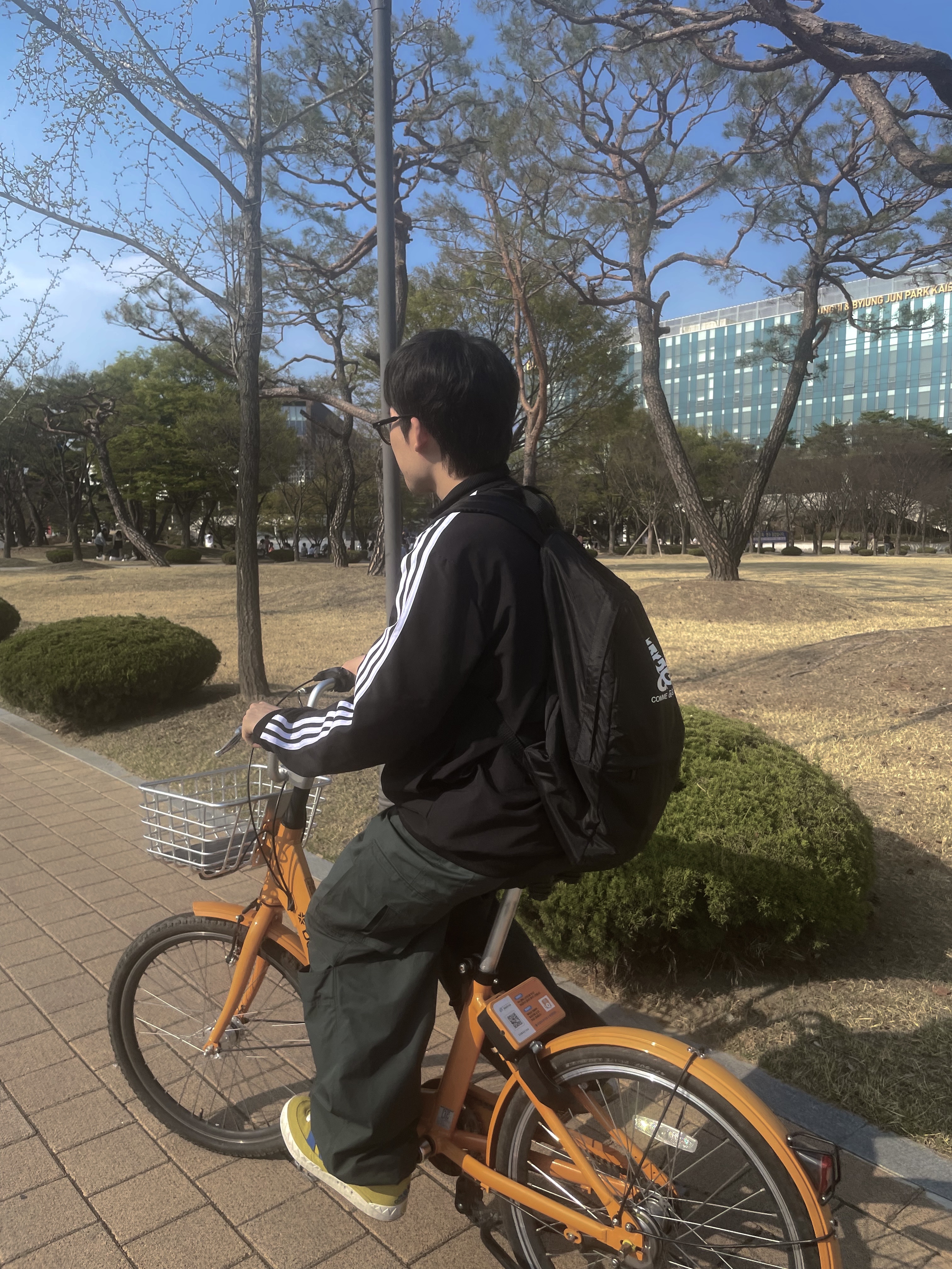 Adidas Adimatic Bright Yellow Blue, CDG Backpack Black 착용 스타일 - 1