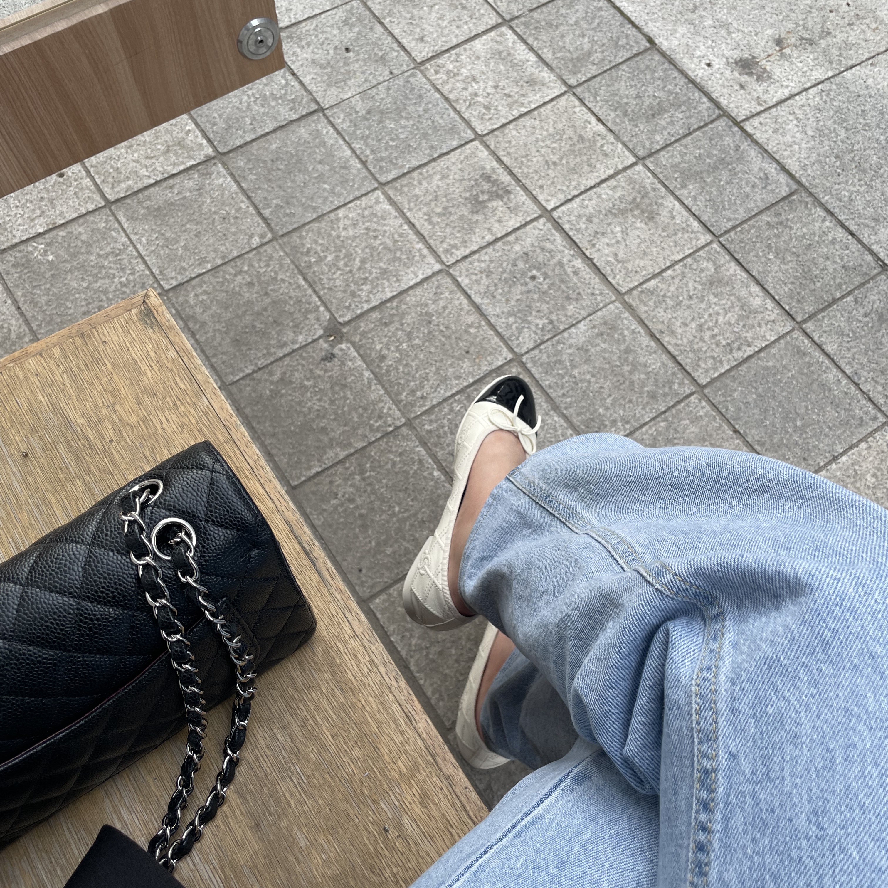 (W) Chanel Ballerina Flat Lambskin Patent Calfskin & Ivory Black, Chanel Small Classic Handbag Grained Calfskin & Silver Black 착용 스타일