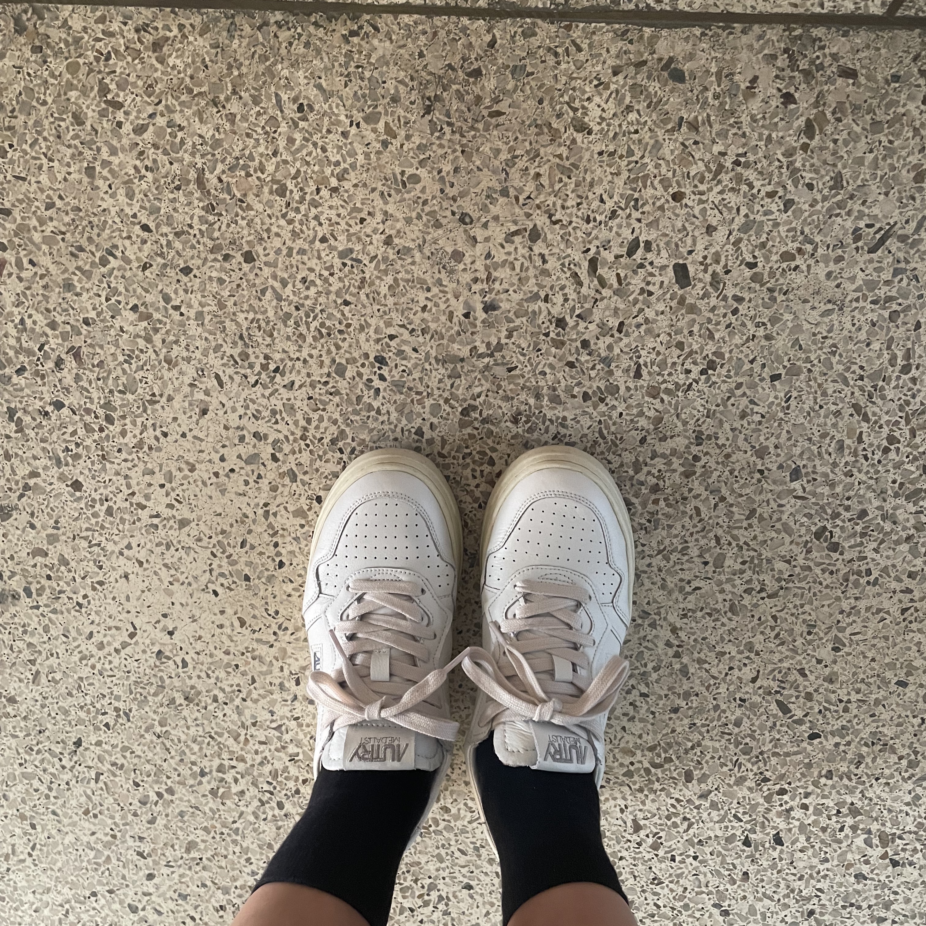 (W) Autry Medalist Low Leather Sneakers White 착용 스타일