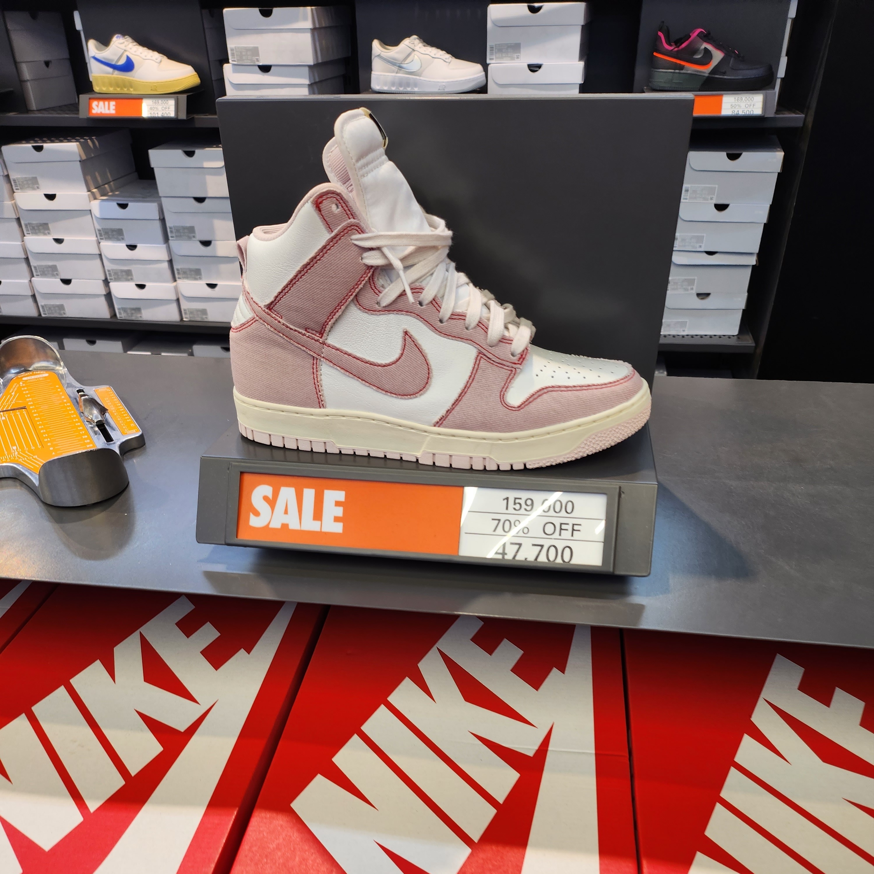 Nike Dunk High 1985 Barely Rose 착용 스타일