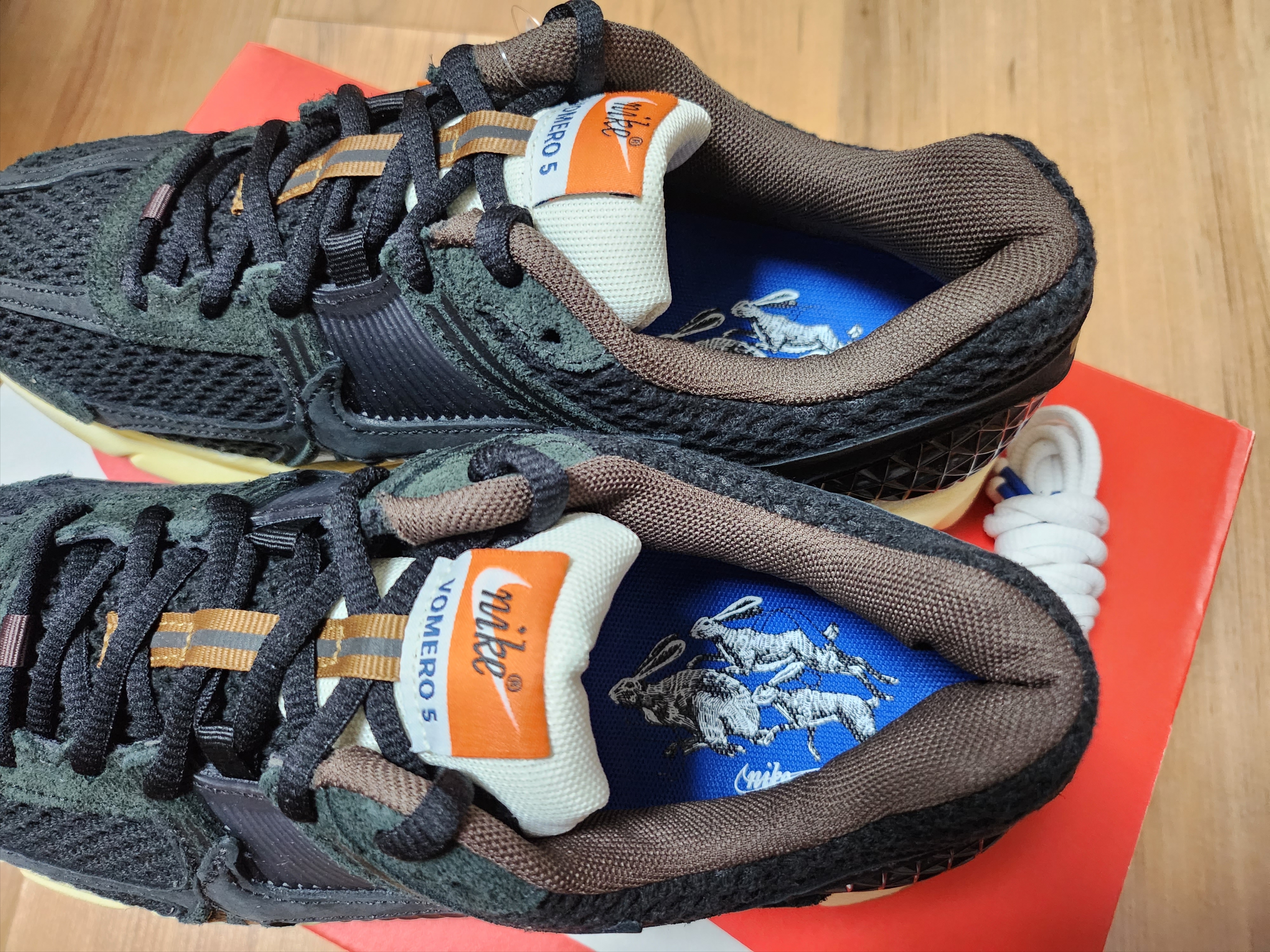 (W) Nike Zoom Vomero 5 Black 착용 스타일 - 2