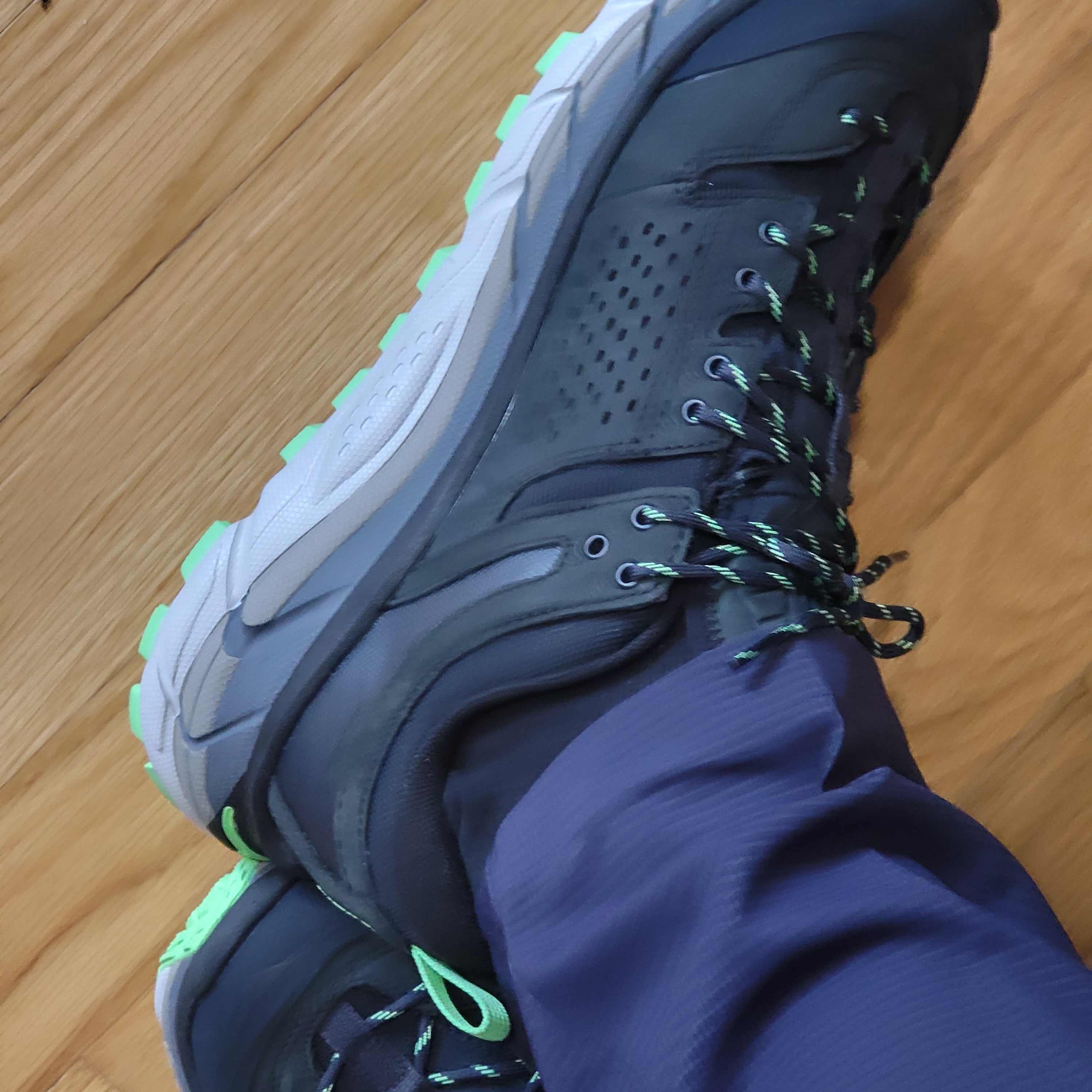 Hoka Tor Ultra Low Black Zest 착용 스타일 - 2