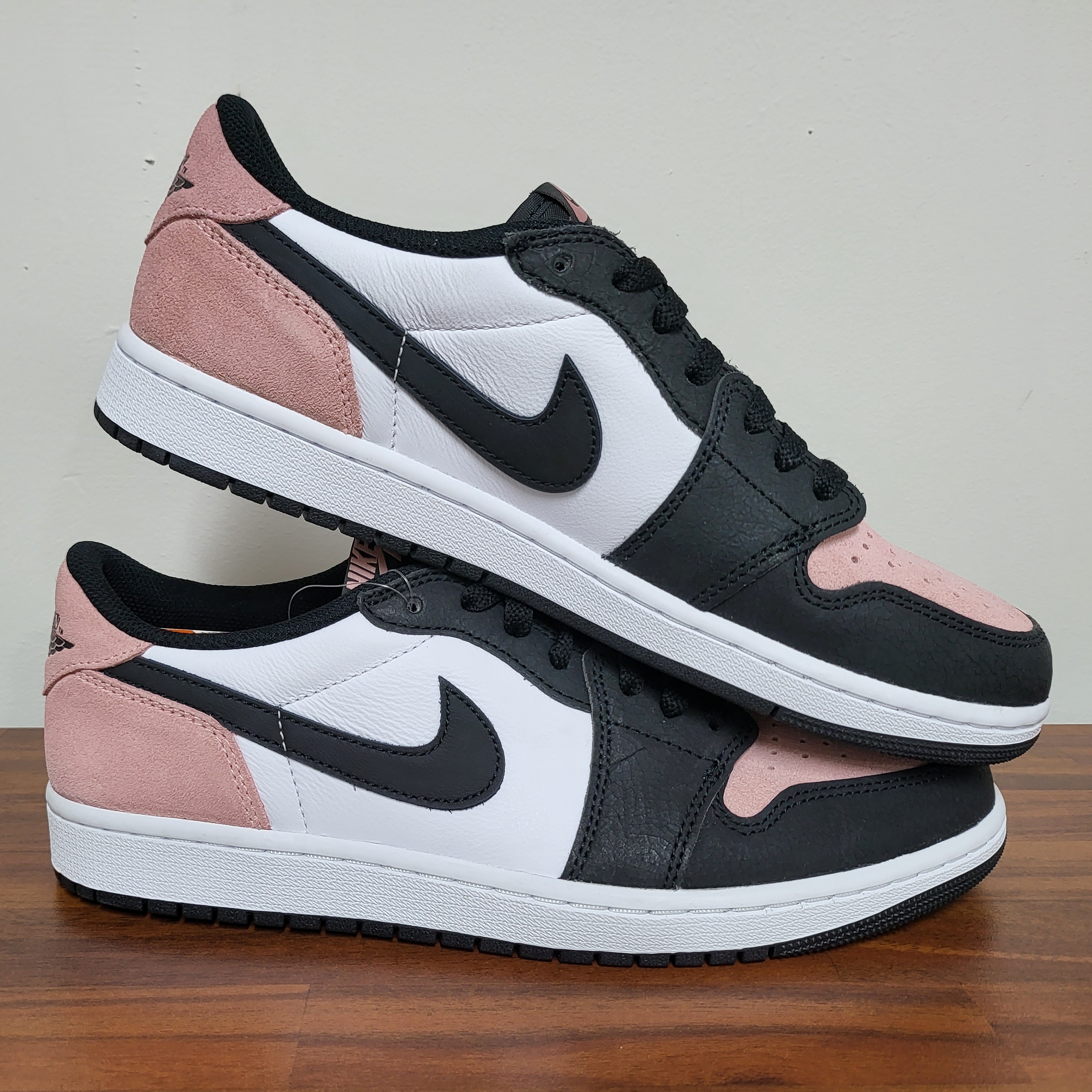 Jordan 1 Retro Low OG Bleached Coral 착용 스타일 - 1