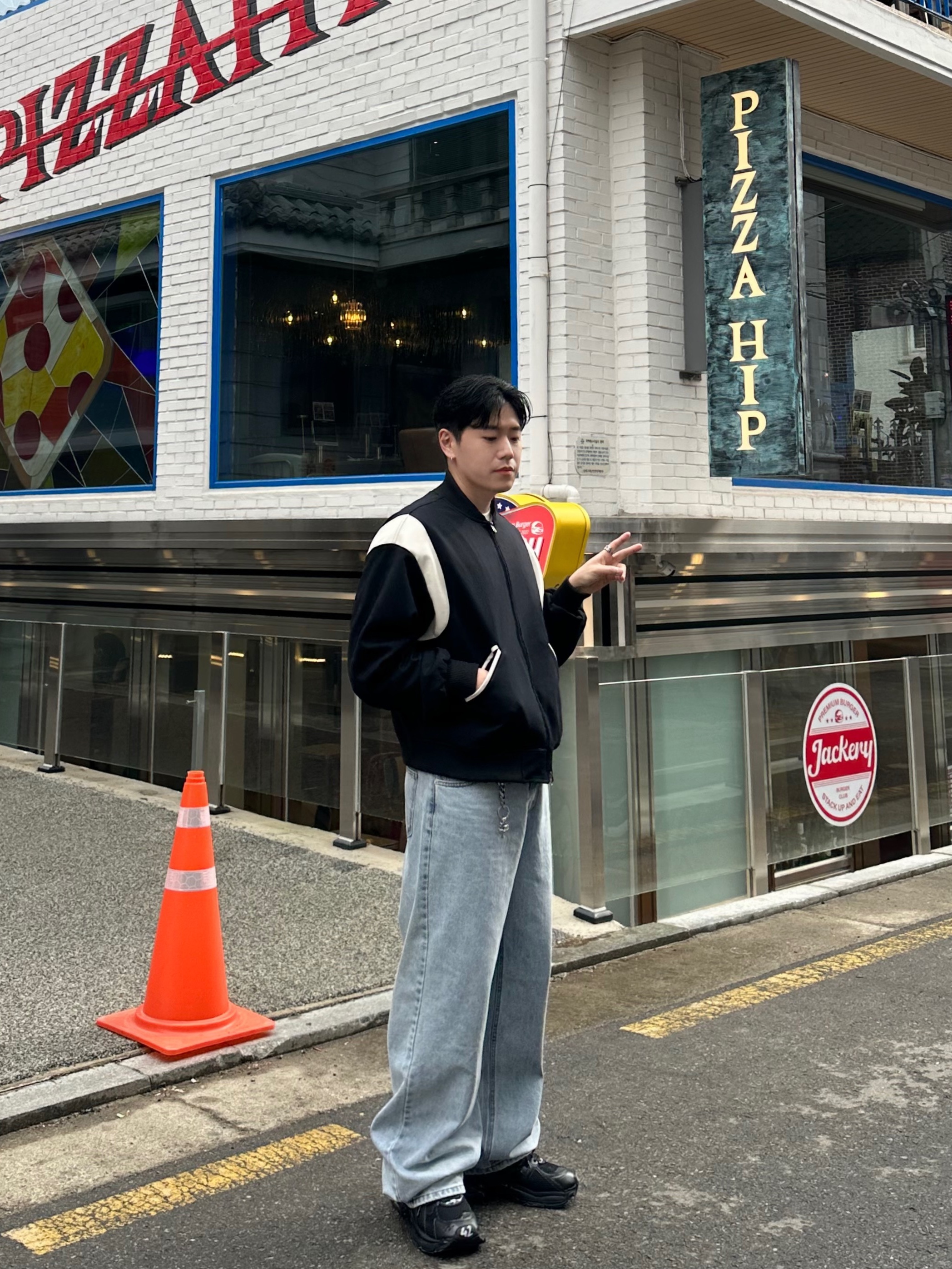 Balenciaga Runner Sneakers Black 착용 스타일 - 2