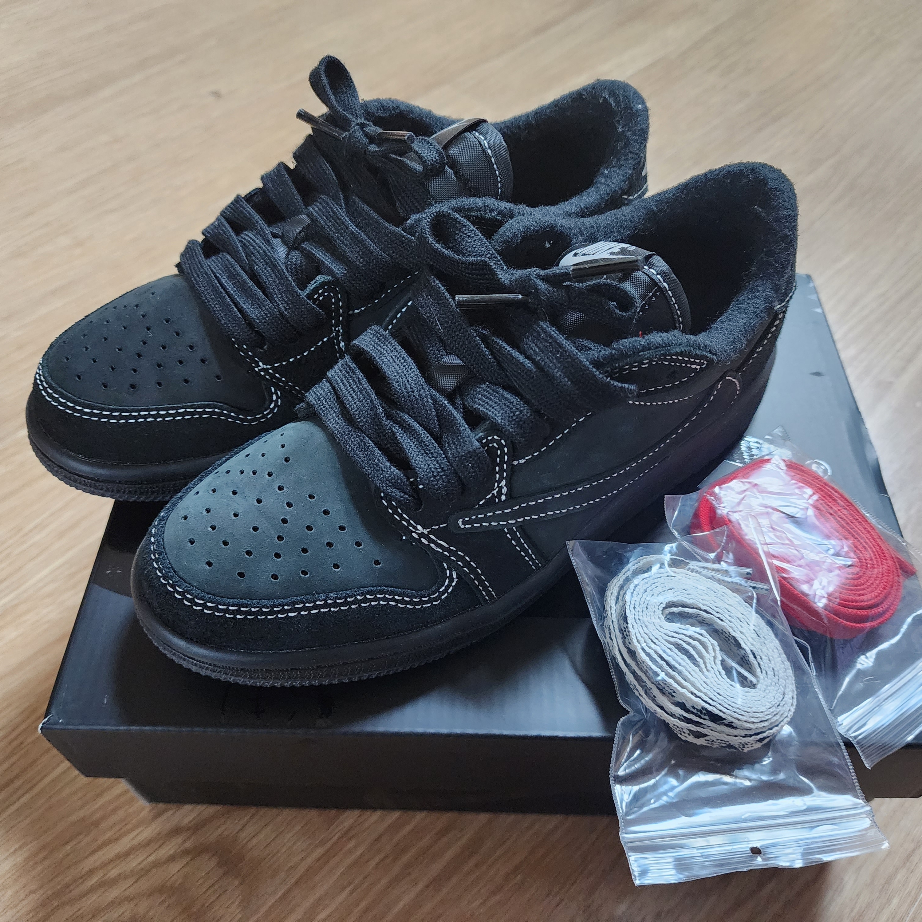 (PS) Jordan 1 x Travis Scott Retro Low OG SP Black Phantom 착용 스타일 - 4