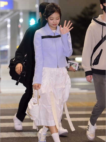 Chanel 22 Small Handbag Shiny Calfskin & Gold White, (W) Courreges Twill Strap Jacket Sky 착용 스타일