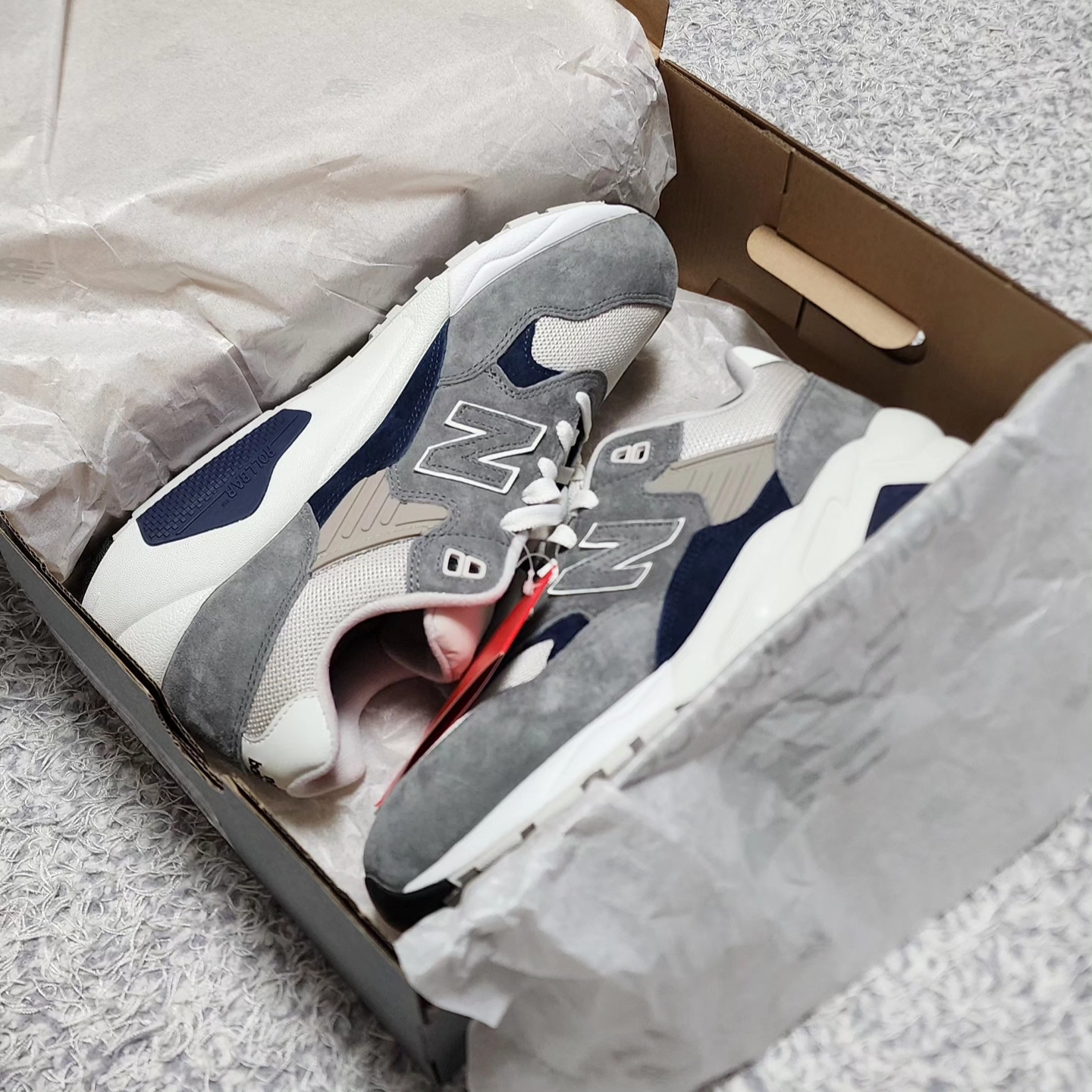 New Balance 580 Dark Grey Navy 착용 스타일 - 1