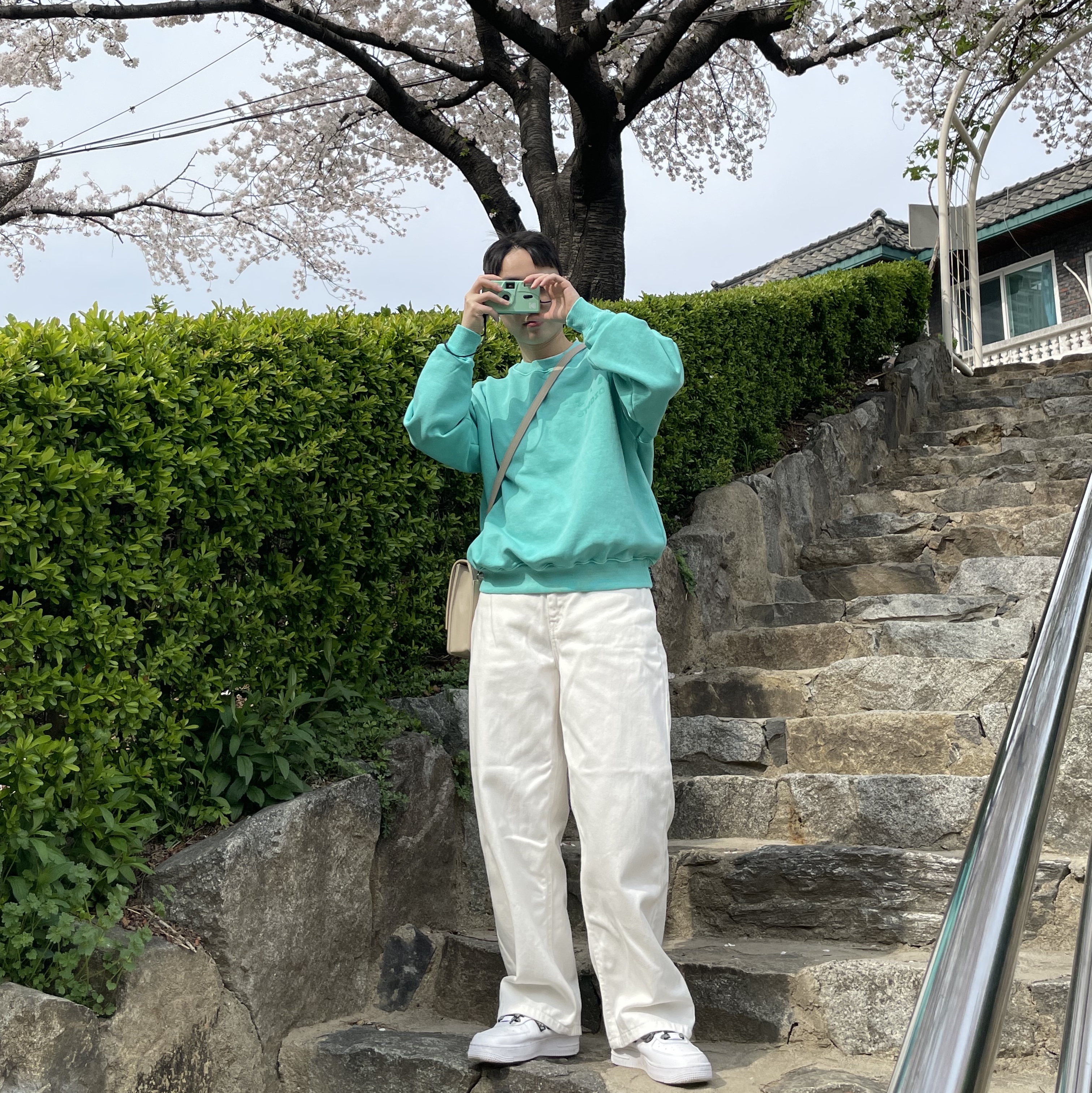 IAB Studio Pigment Sweatshirt & Mini Bag Jade, (W) Nike Air Force 1 '07 Essential Paisley Swoosh White Black 착용 스타일