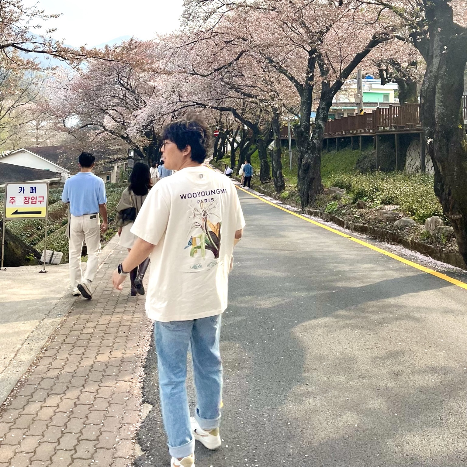 Wooyoungmi Flower Print Back Logo T-Shirt Ivory - 23SS 착용 스타일 - 1