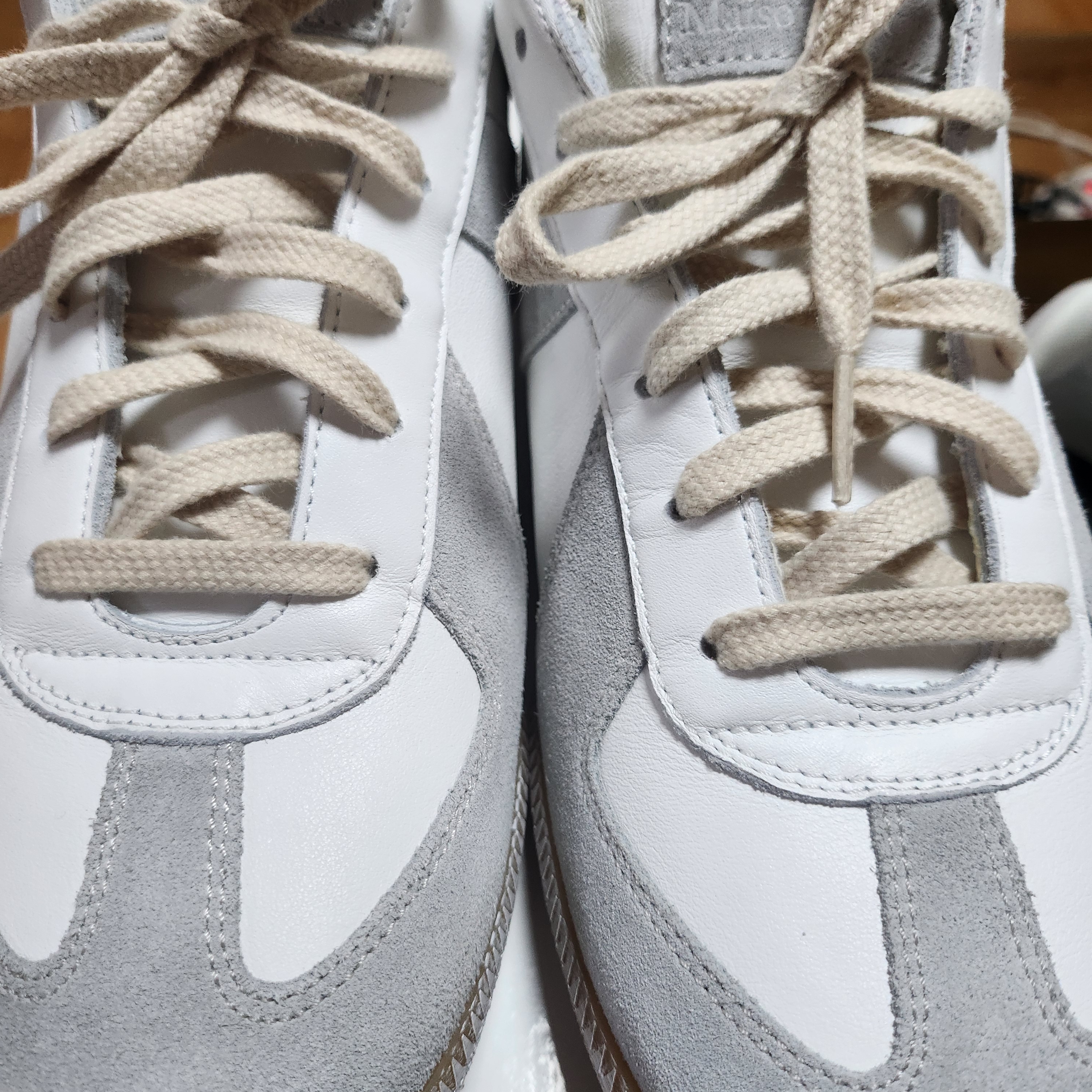 Maison Margiela Replica Painted Sneakers White 착용 스타일