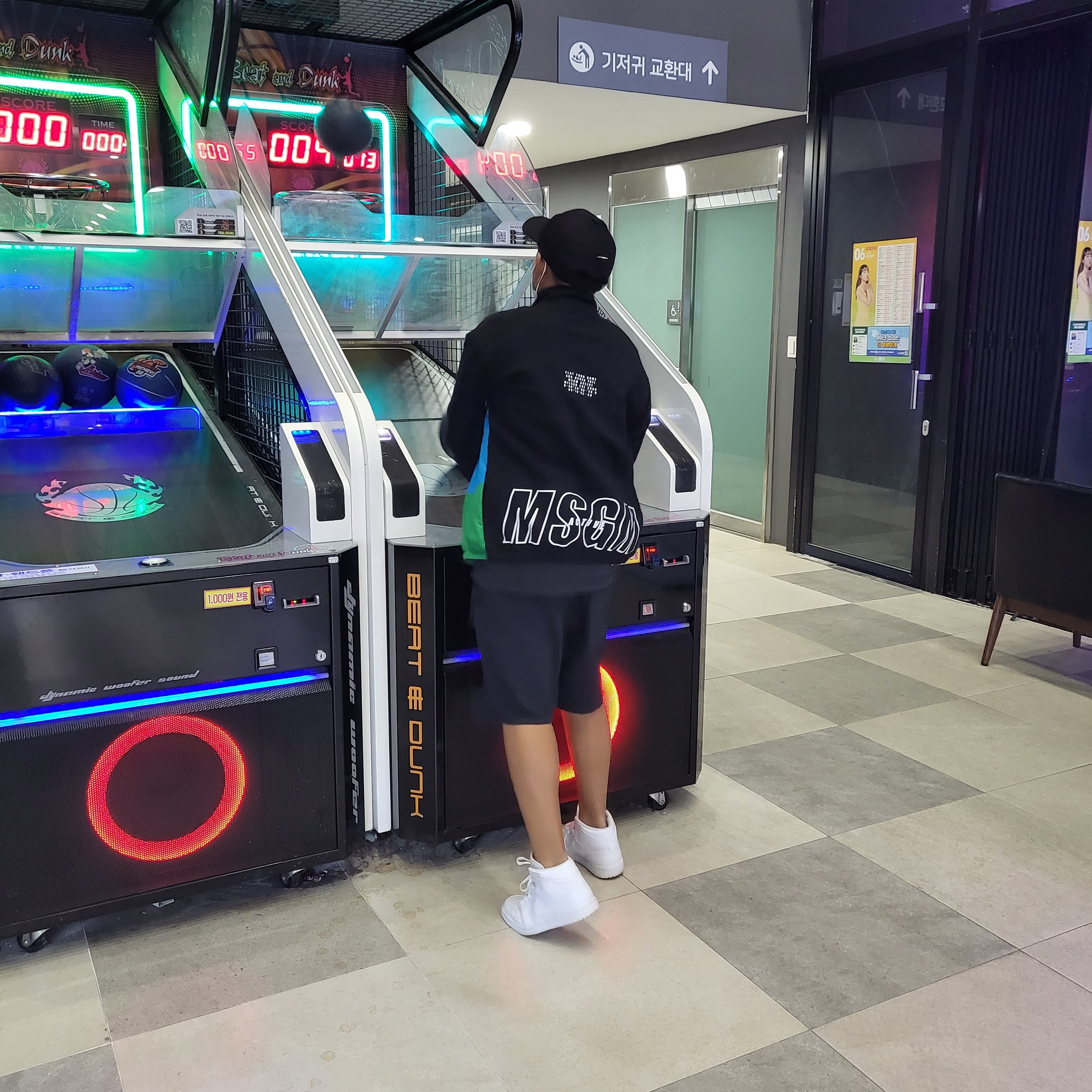 Jordan 1 Mid Triple White, Nike NSW Club Jersey Shorts Black - Asia 착용 스타일 - 1