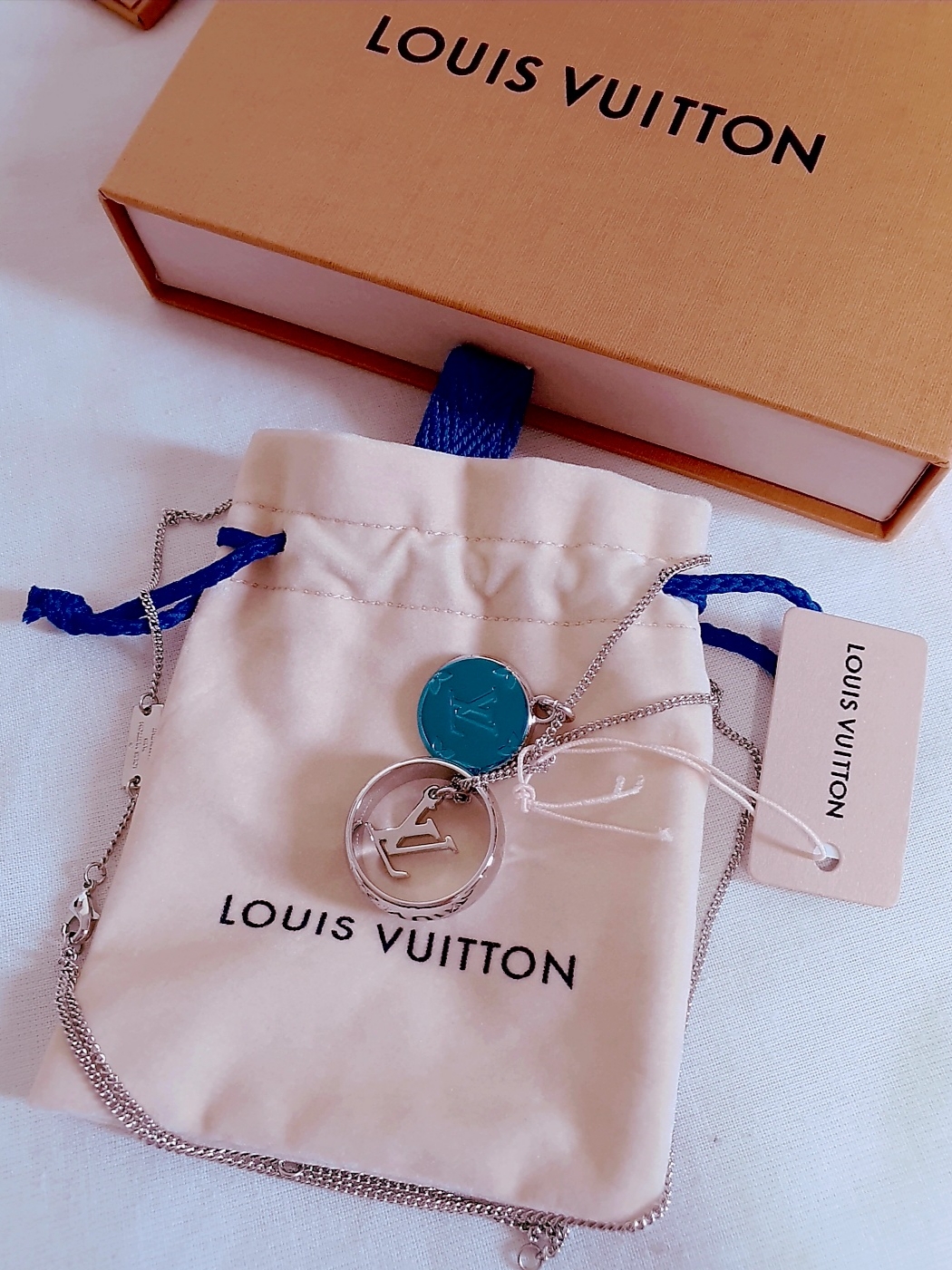 Louis Vuitton Monogram Charms Necklace Silver 착용 스타일 - 1
