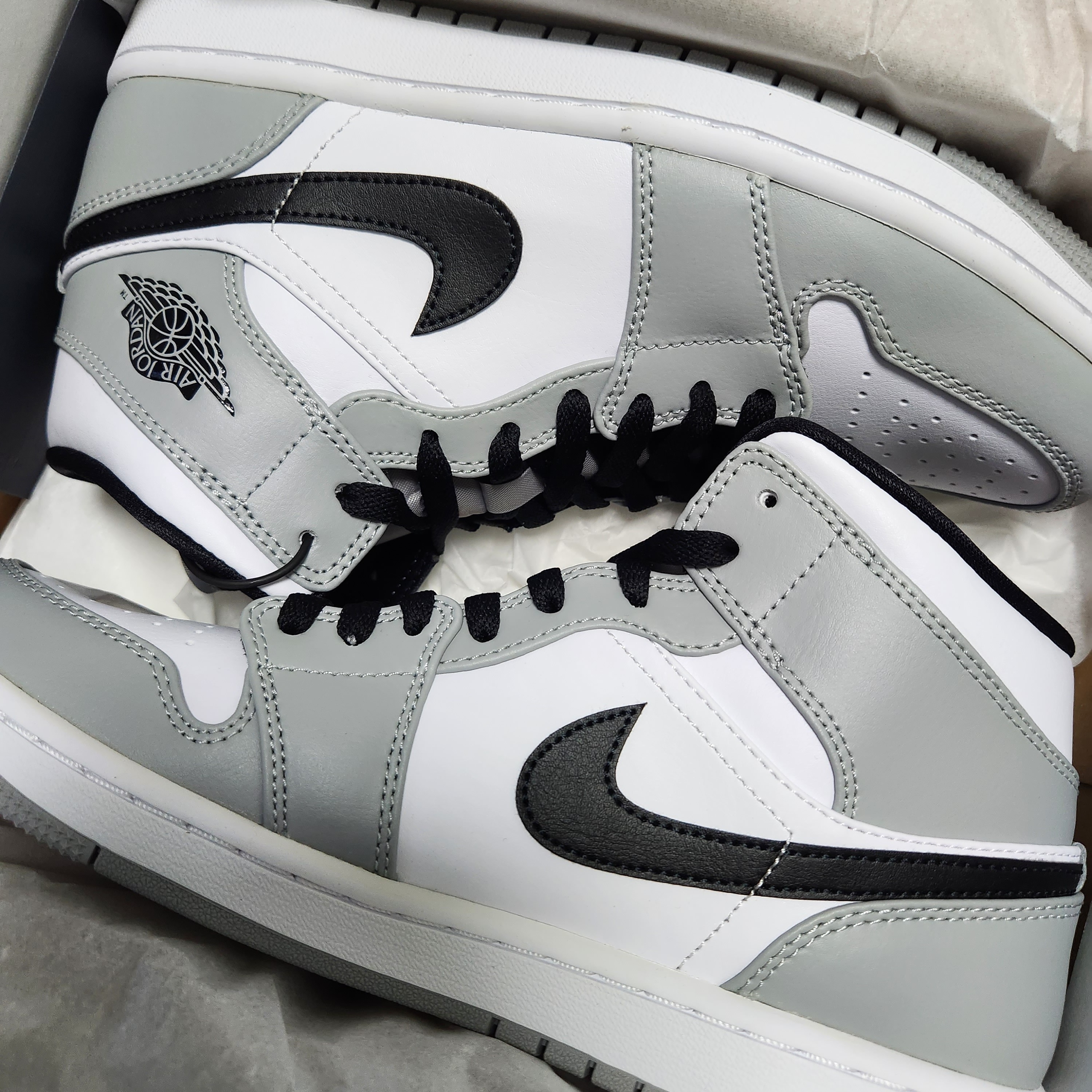 Jordan 1 Mid Light Smoke Grey 착용 스타일