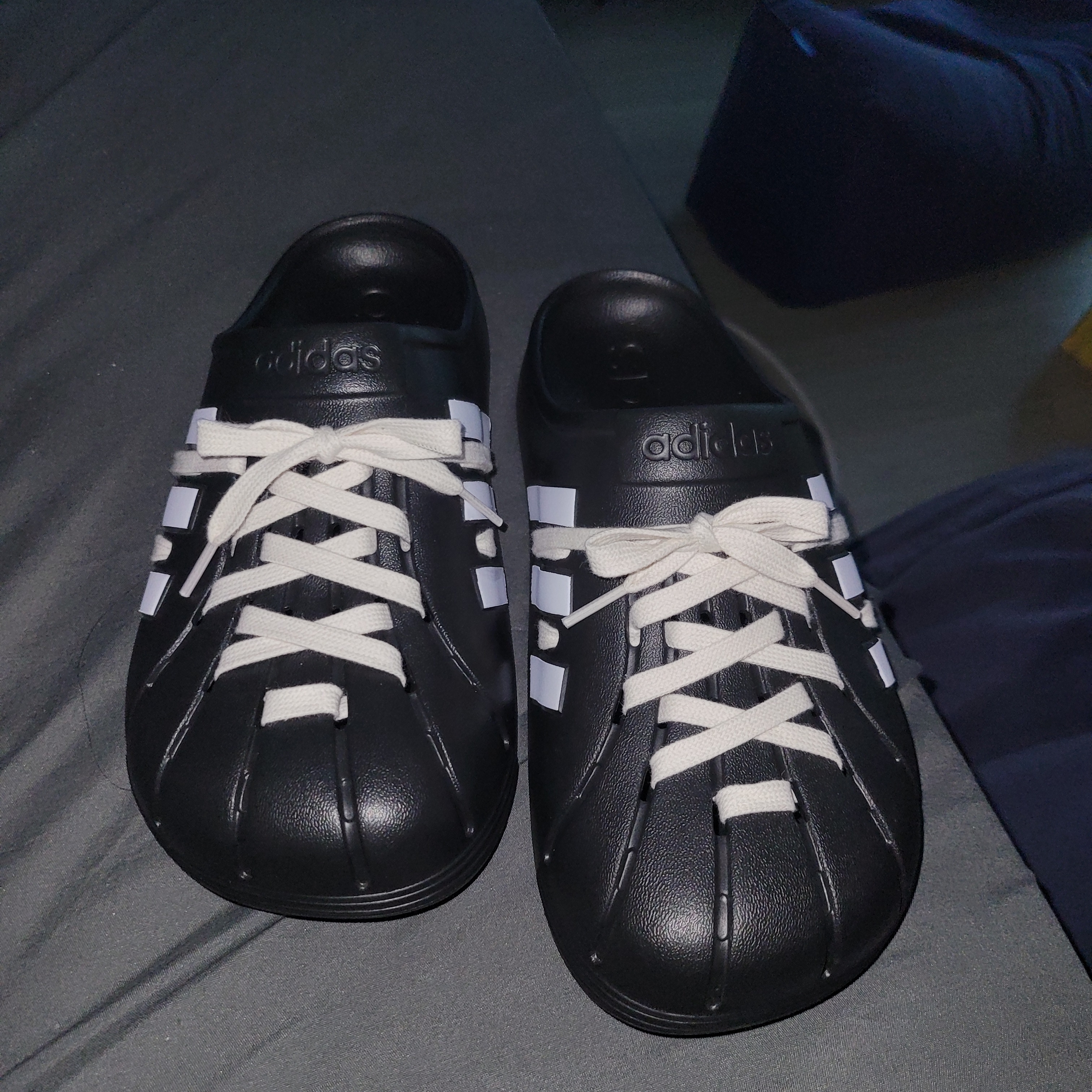 Adidas Adilette Clog Black White 착용 스타일