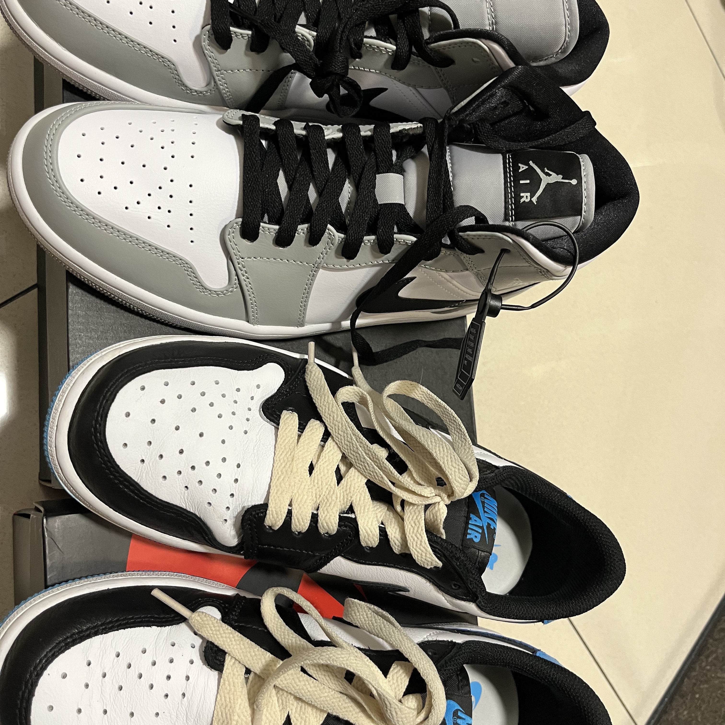 Jordan 1 Mid Light Smoke Grey, Jordan 1 Retro Low OG Black and Dark Powder Blue 착용 스타일