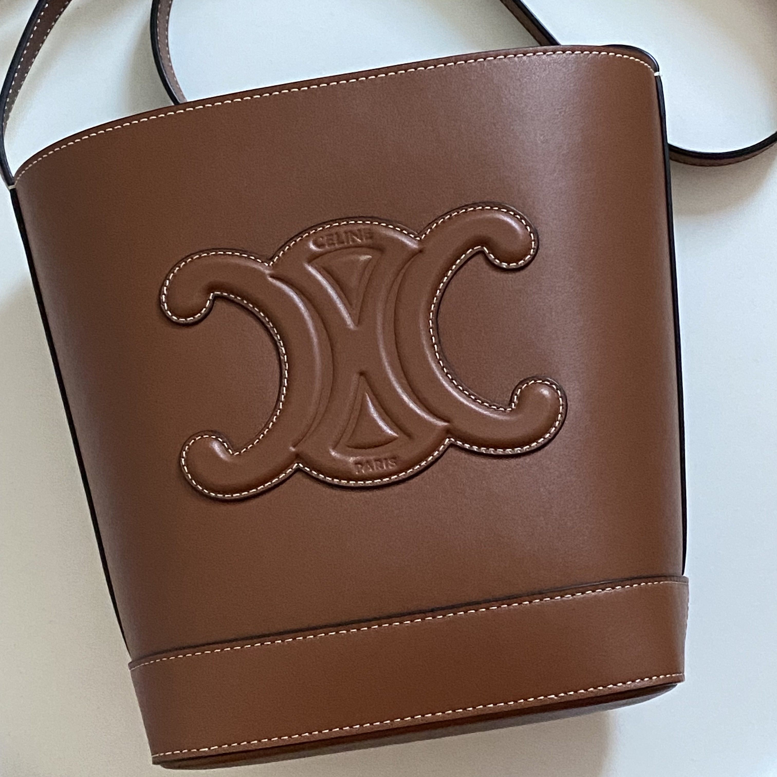 Celine Small Bucket Bag Cuir Triomphe in Smooth Calfskin Tan 착용 스타일