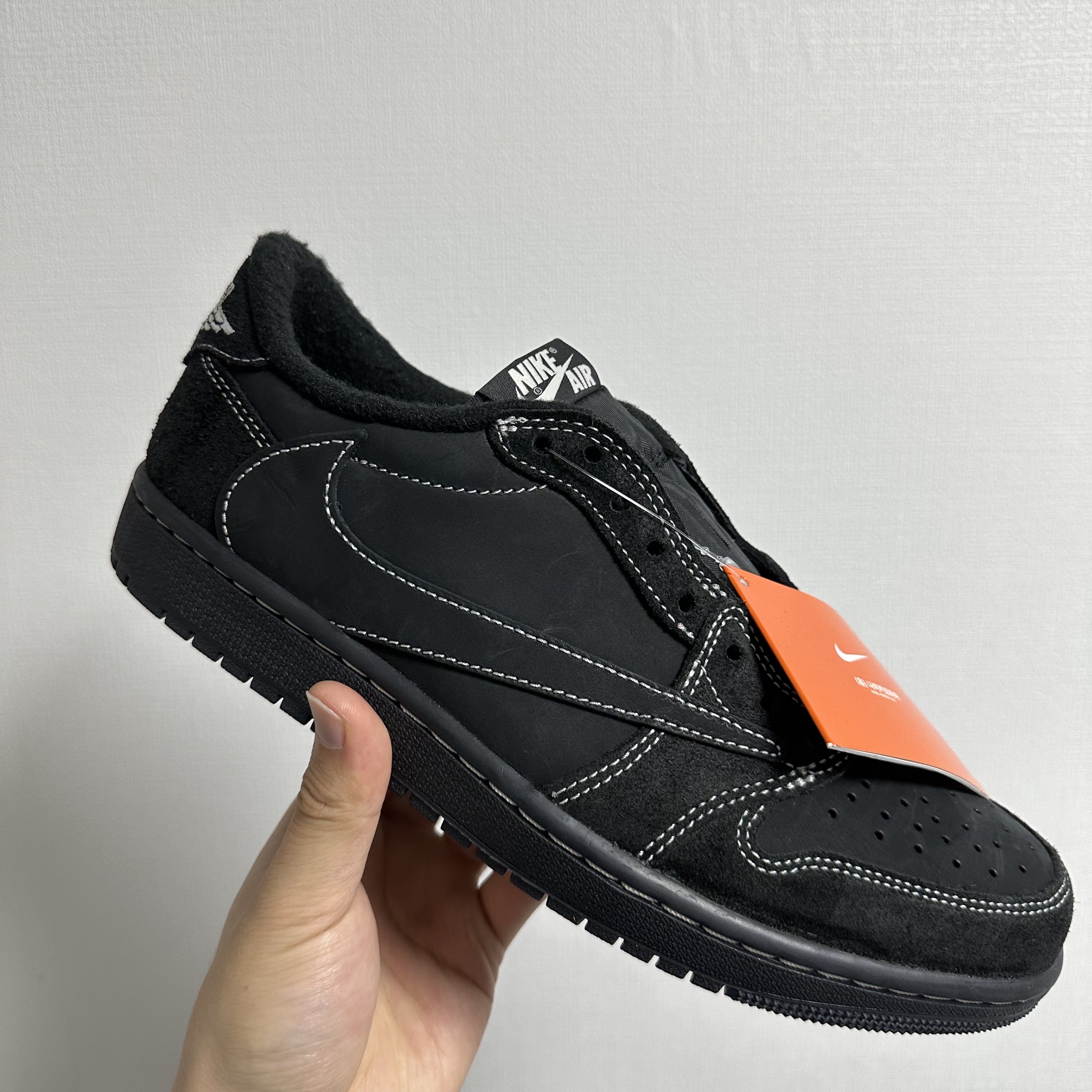 Jordan 1 x Travis Scott Retro Low OG SP Black Phantom 착용 스타일 - 1
