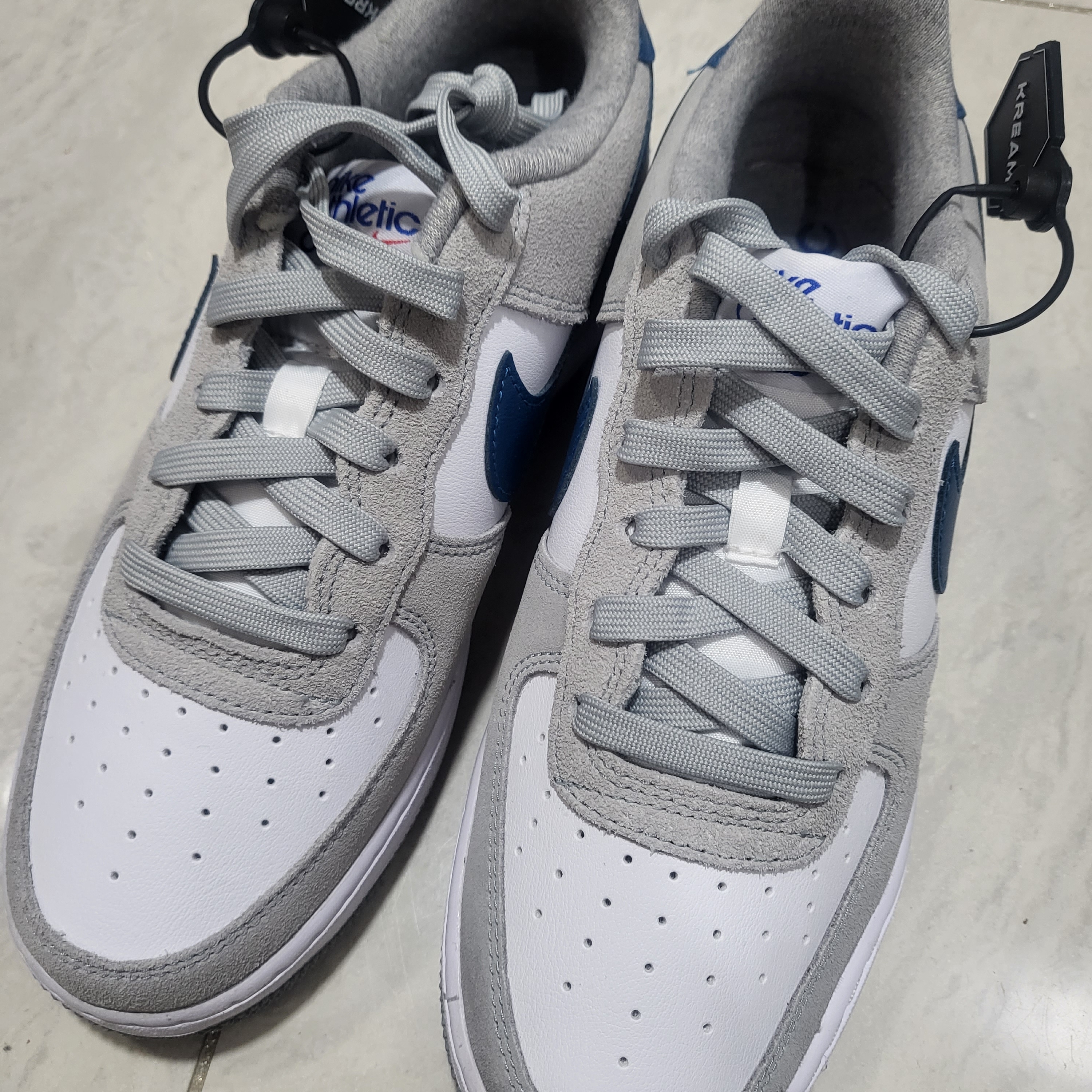 (GS) Nike Air Force 1 LV8 Athletic Club Light Smoke Grey Marina 착용 스타일