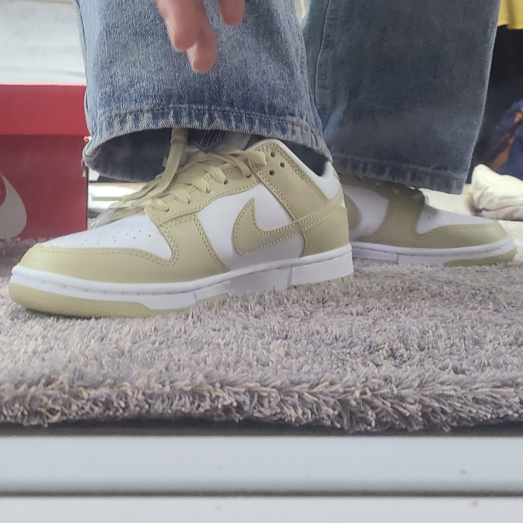 Nike Dunk Low Team Gold and White 착용 스타일