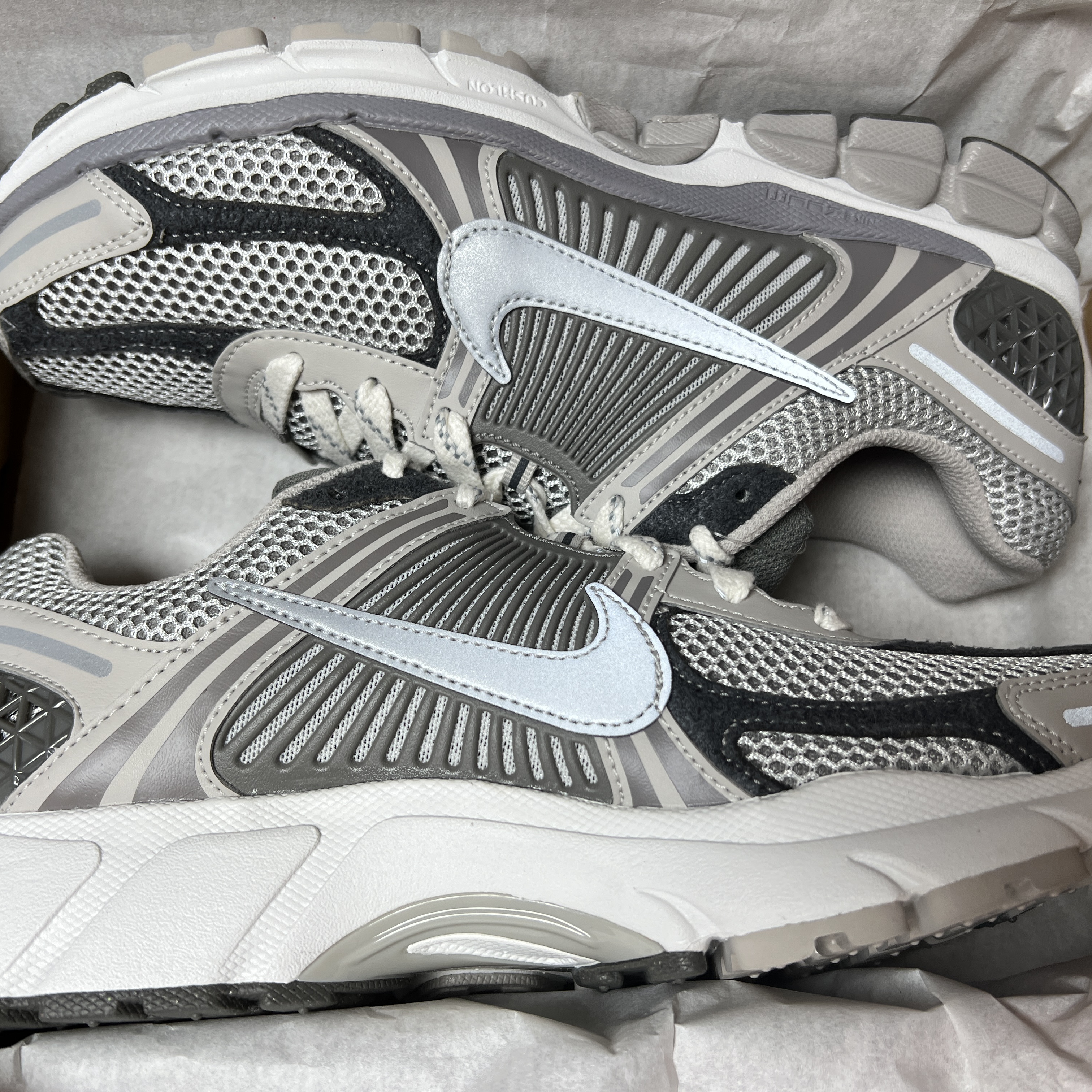 Nike Zoom Vomero 5 PRM Light Iron Ore and Flat Fewter 착용 스타일