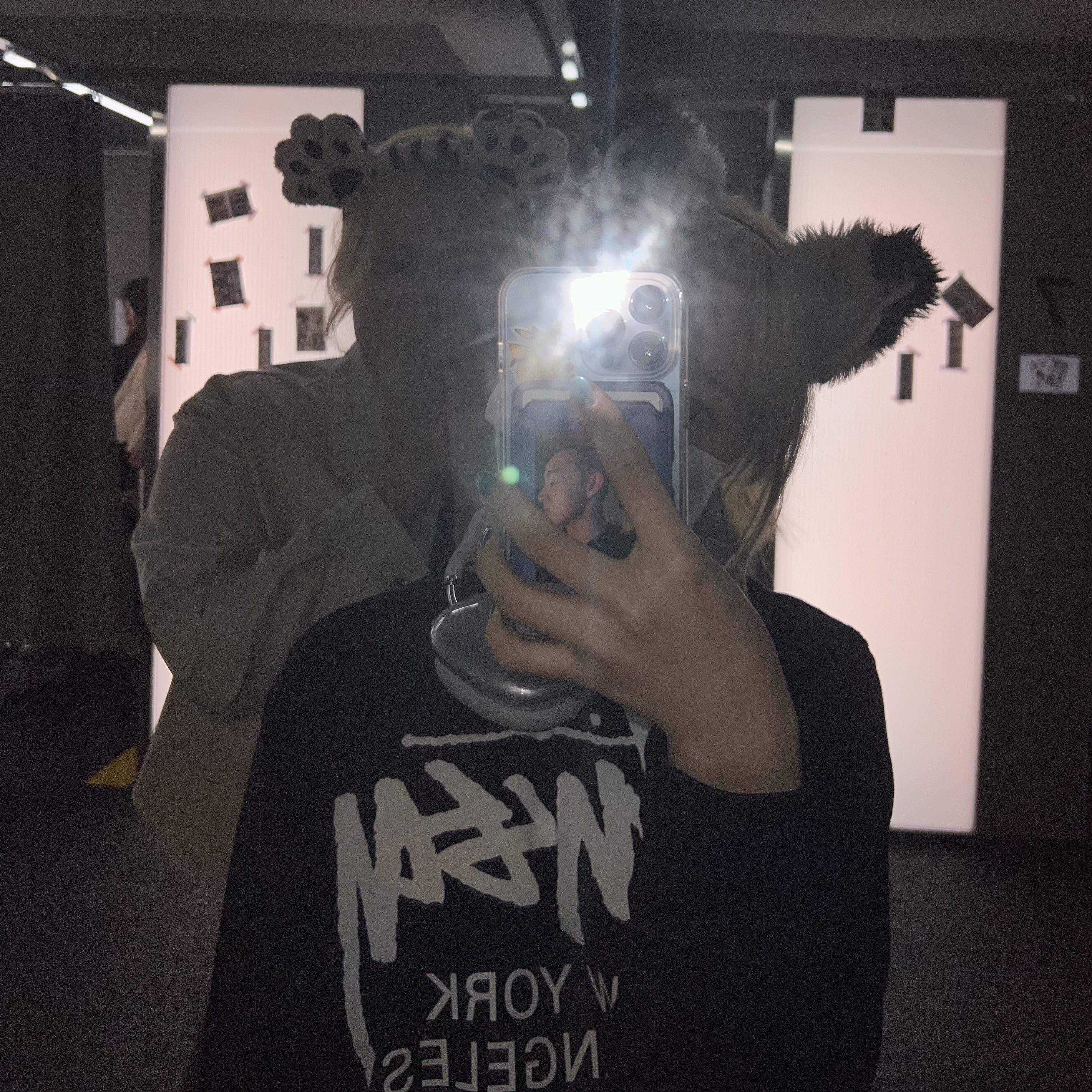 Stussy World Tour LS T-Shirt Black, Apple AirPods Max Lightning Silver (Korean Ver.) 착용 스타일