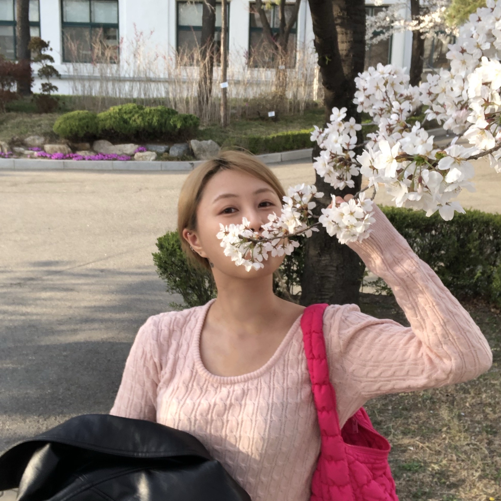 COS Quilted Mini Bag Pink 착용 스타일 - 2