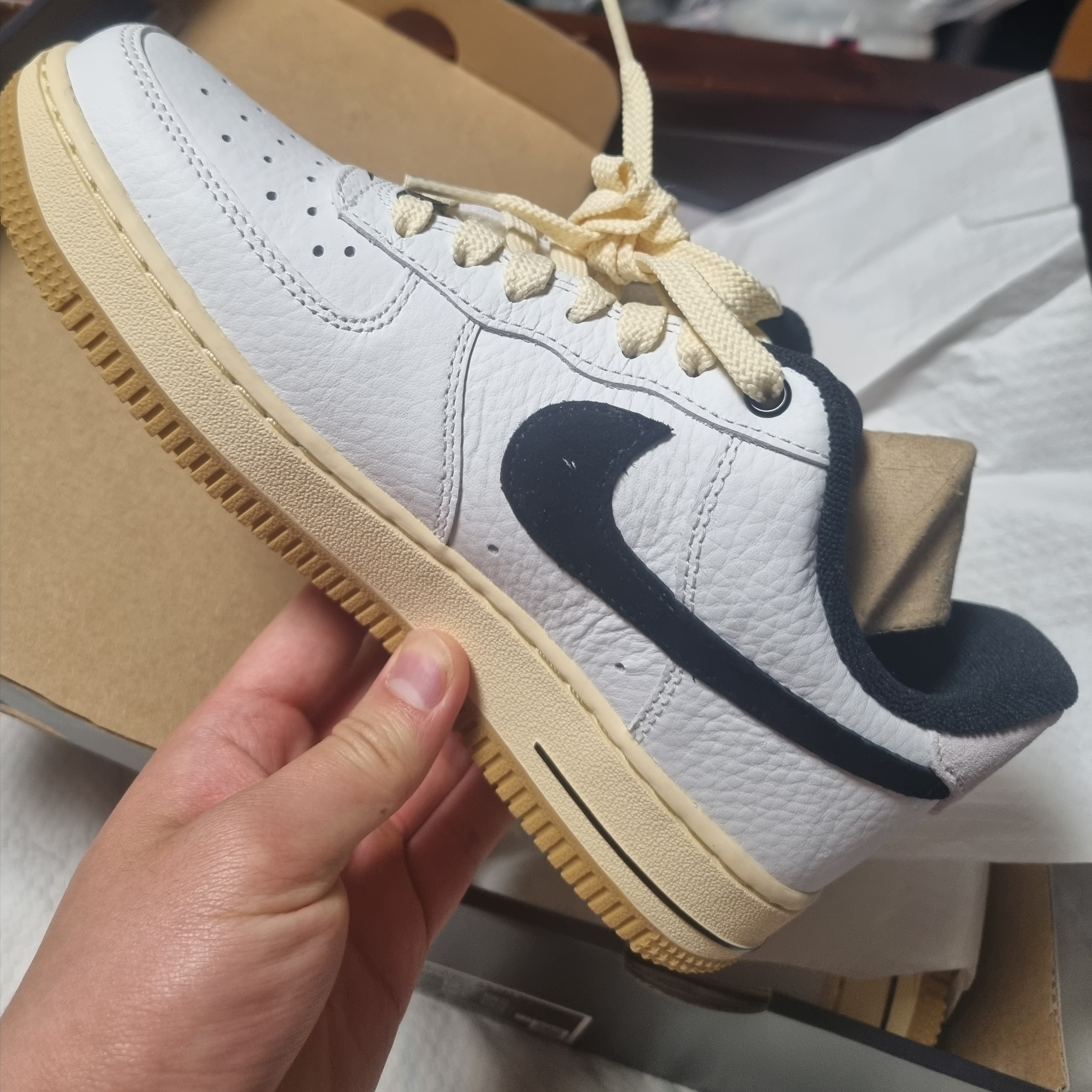 (W) Nike Air Force 1 '07 LX Black and Summit White 착용 스타일