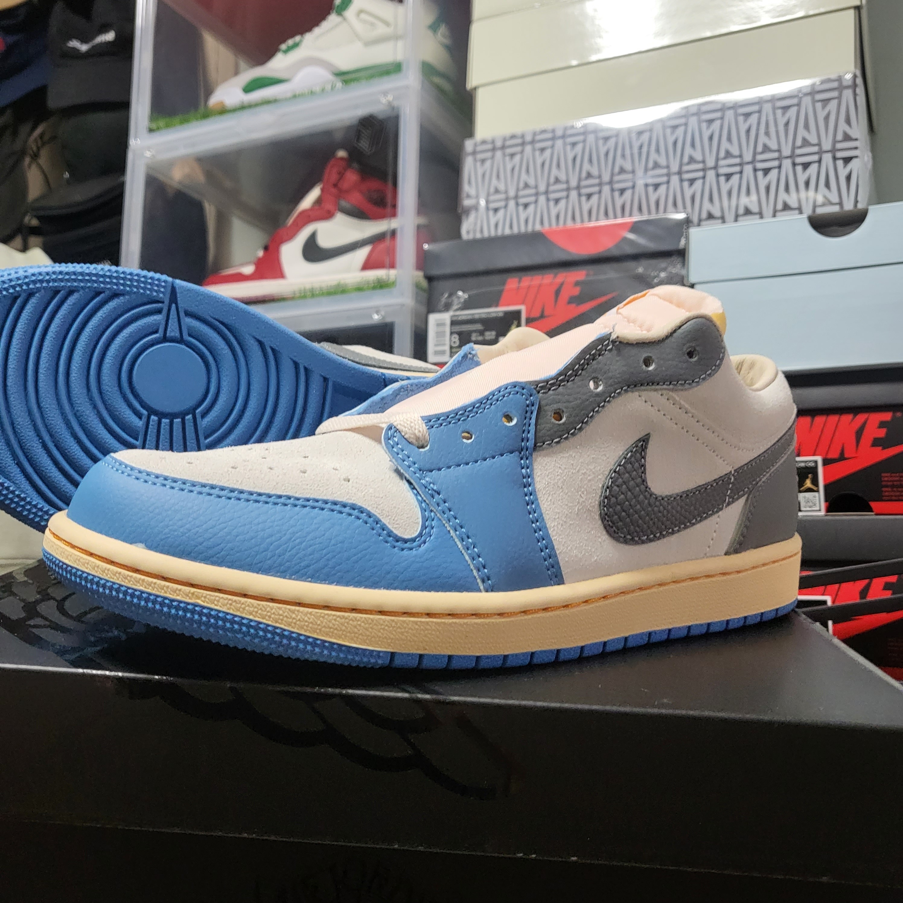 Jordan 1 Low SE Tokyo 96, Jordan 11 Retro Low Cement Grey 착용 스타일 - 1