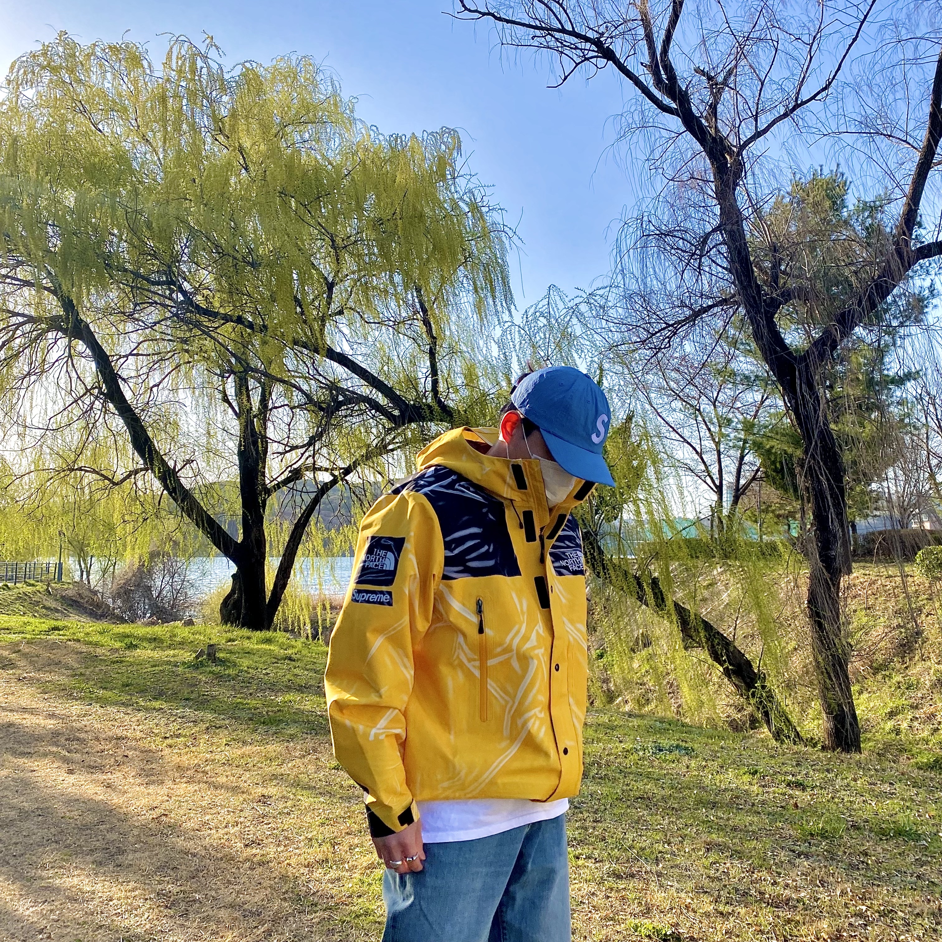 Supreme x The North Face Trompe L’oeil Printed Taped Seam Shell Jacket Yellow - 23SS, Supreme Cordura Ripstop S Logo 6-Panel Royal - 23SS 착용 스타일 - 1