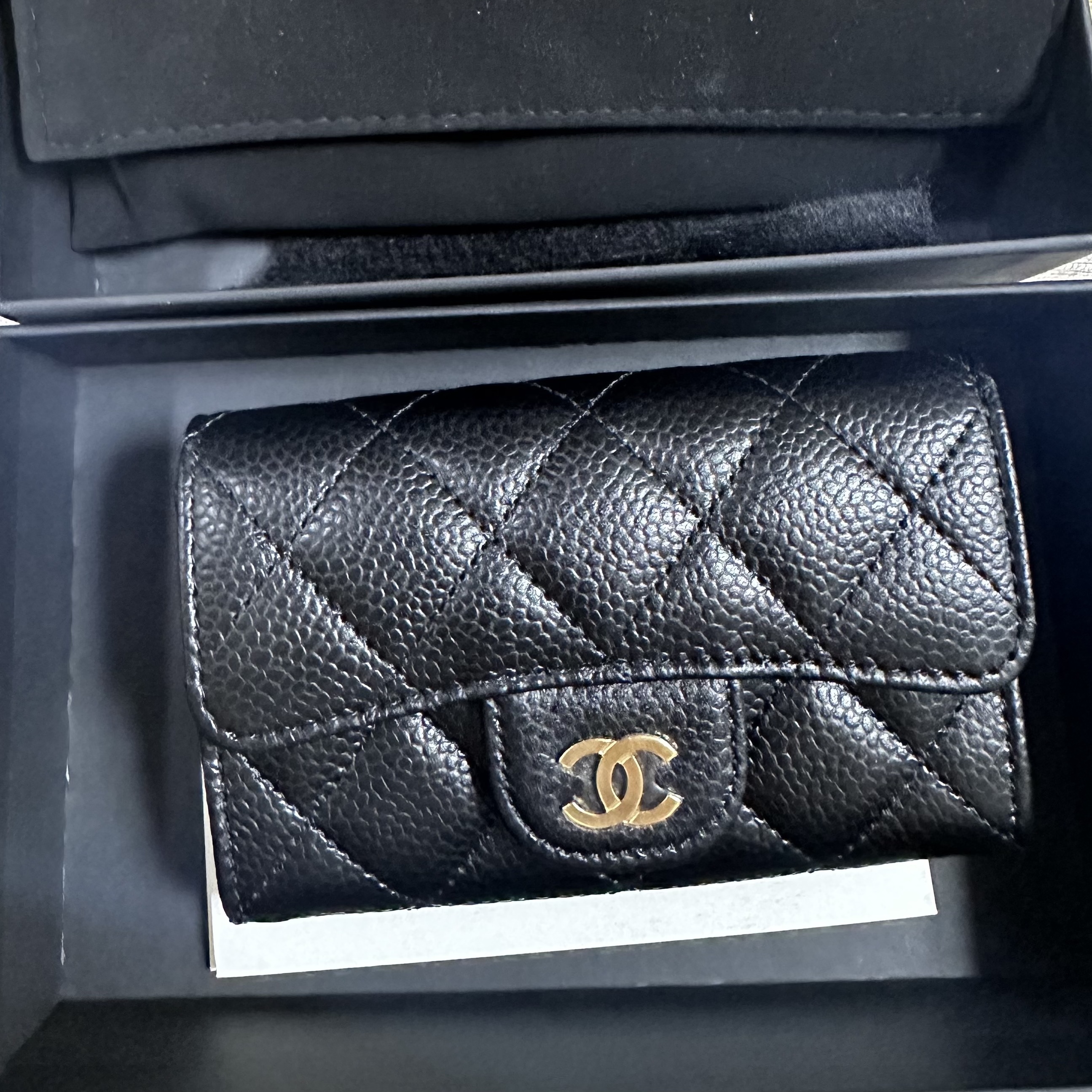 Chanel Classic Card Holder Grained Calfskin & Gold Black 착용 스타일