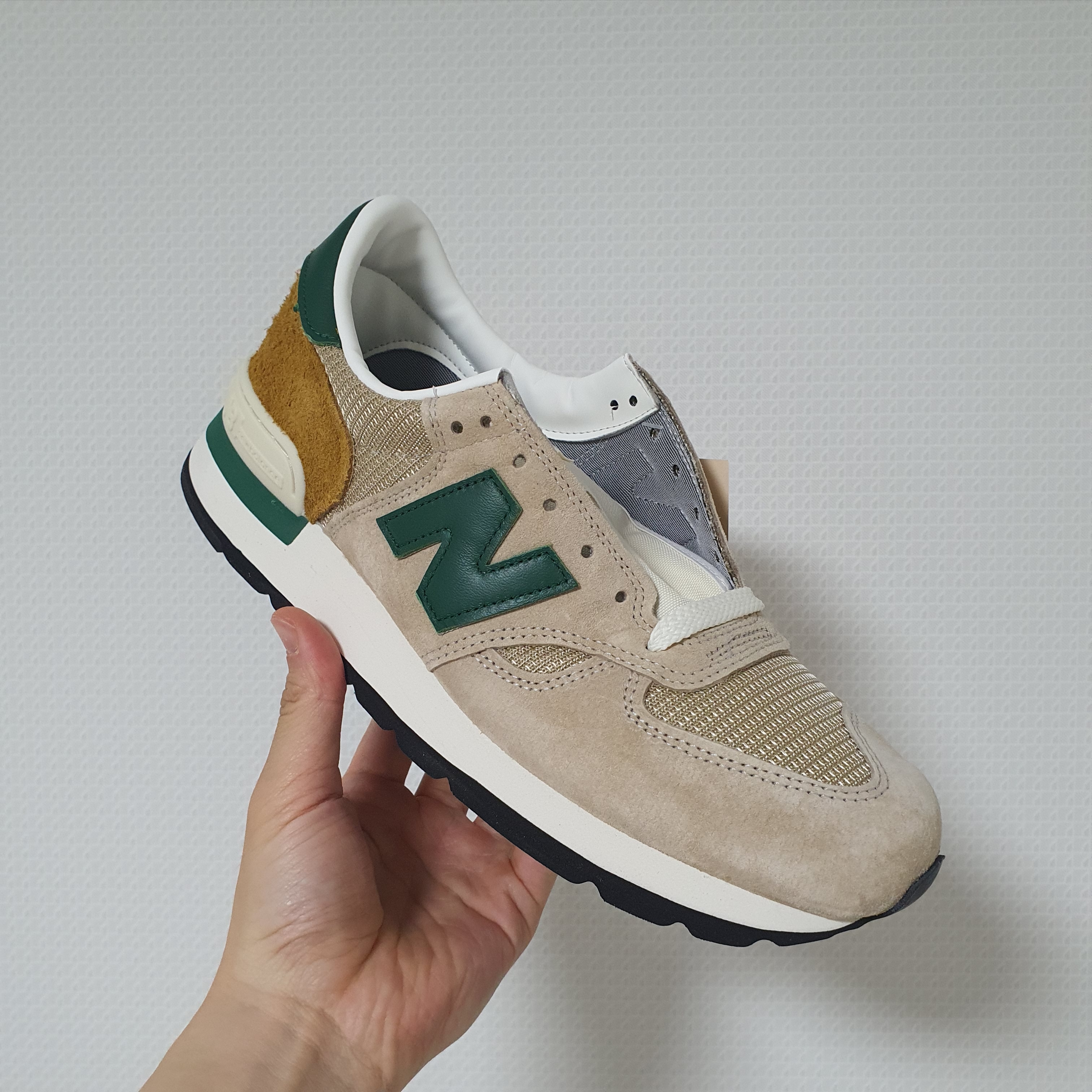 New Balance 990v1 Tan Green 착용 스타일
