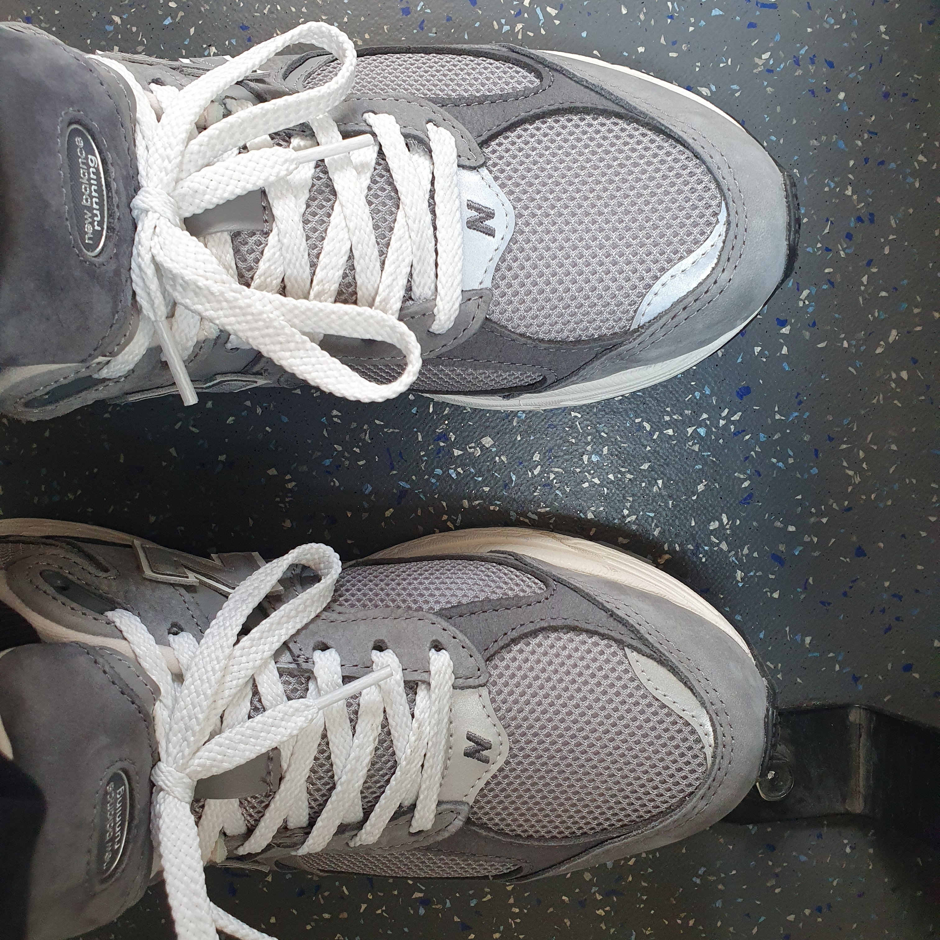 New Balance 2002R Premium Vintage Grey 착용 스타일