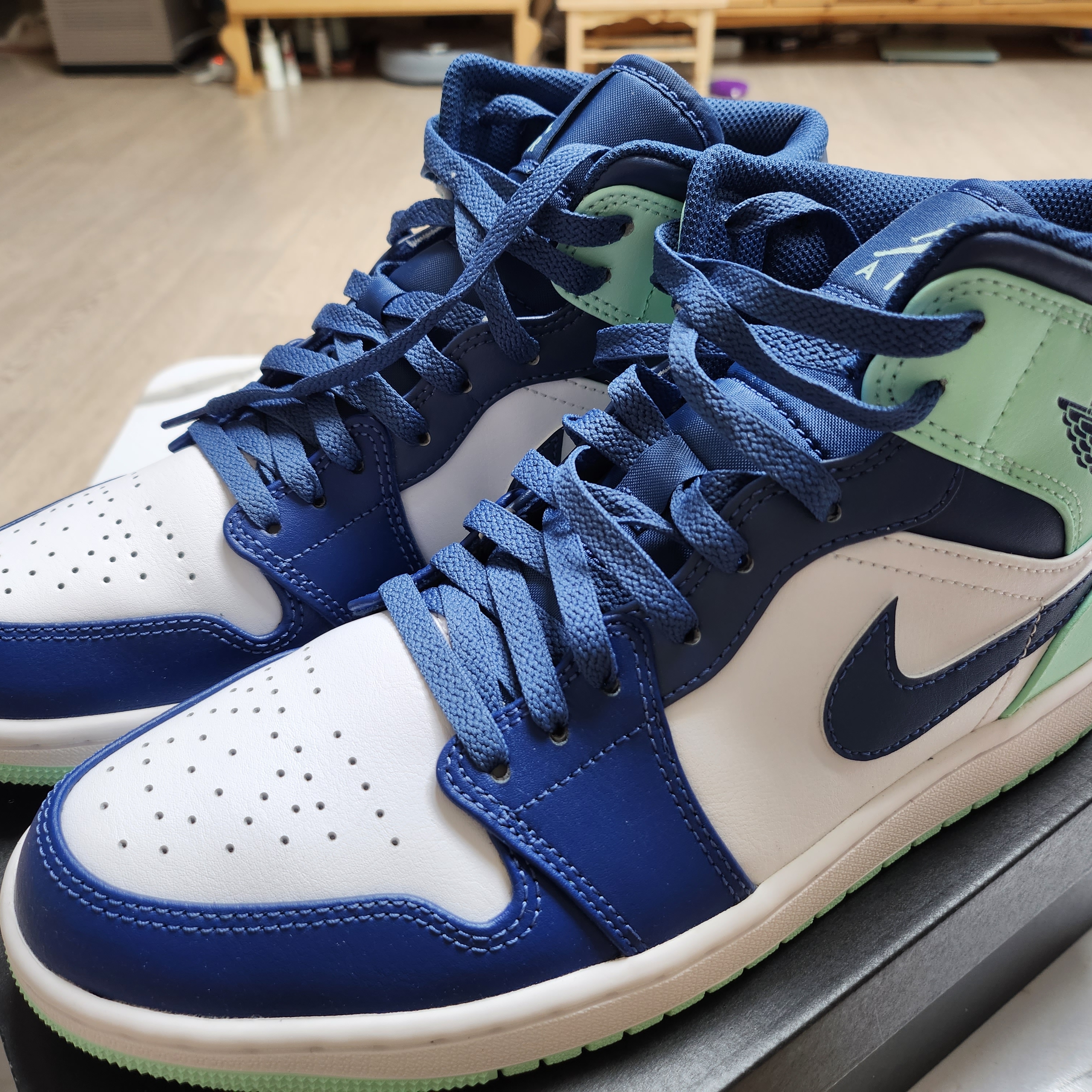 Jordan 1 Mid Blue Mint 착용 스타일 - 2