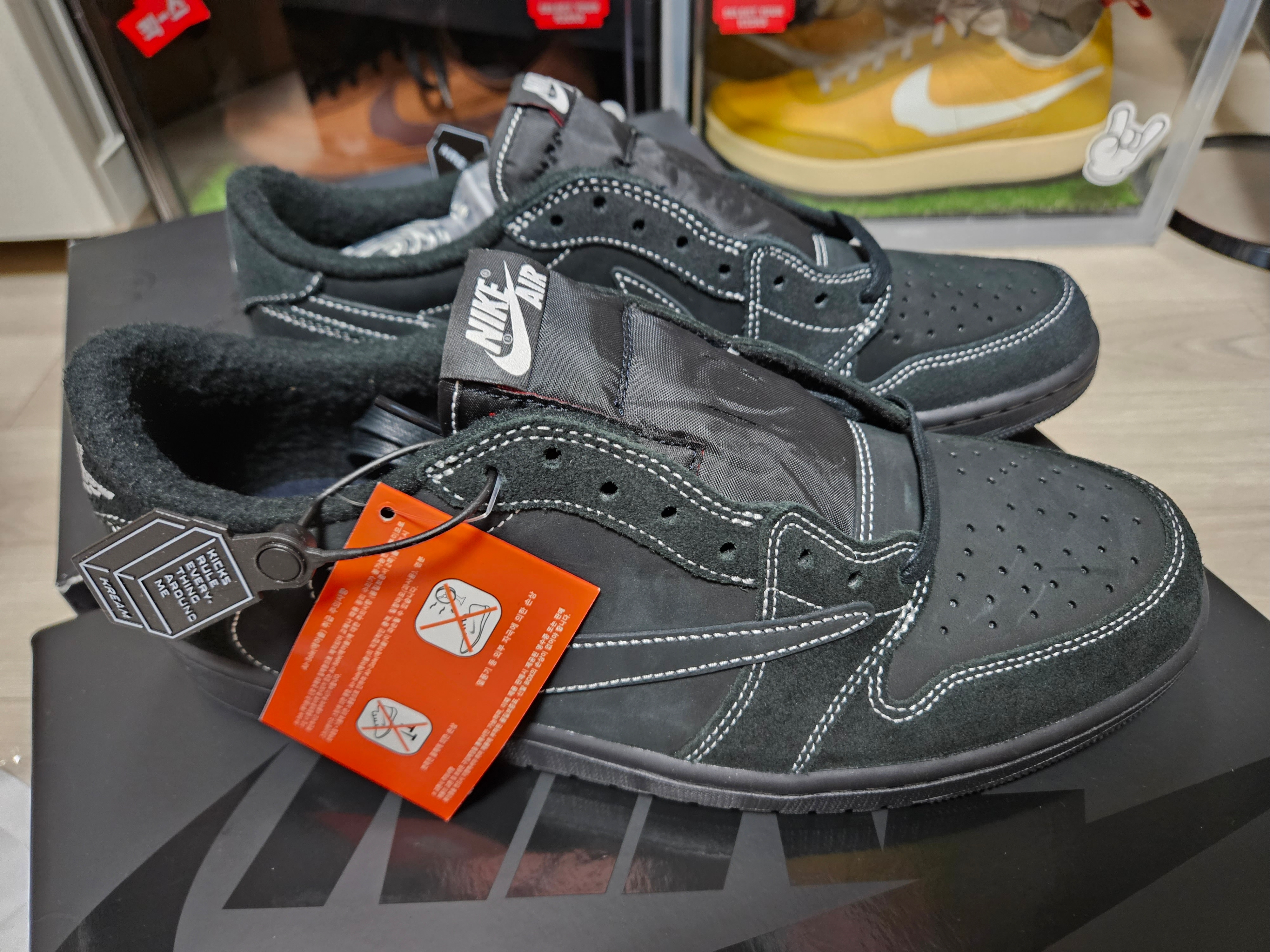 Jordan 1 x Travis Scott Retro Low OG SP Black Phantom 착용 스타일 - 2