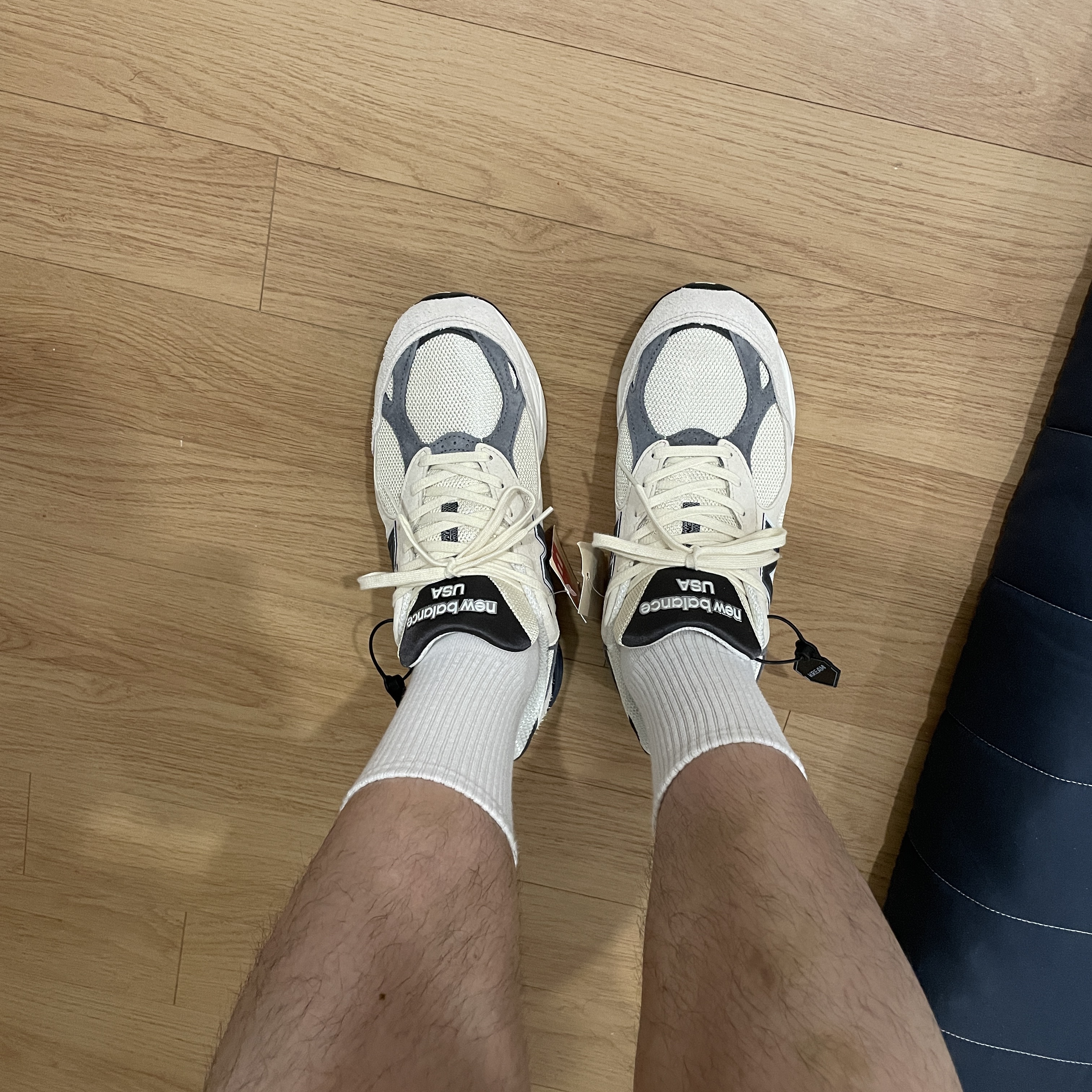 New Balance 990v3 Made in USA Moonbeam Macadamia Nut 착용 스타일