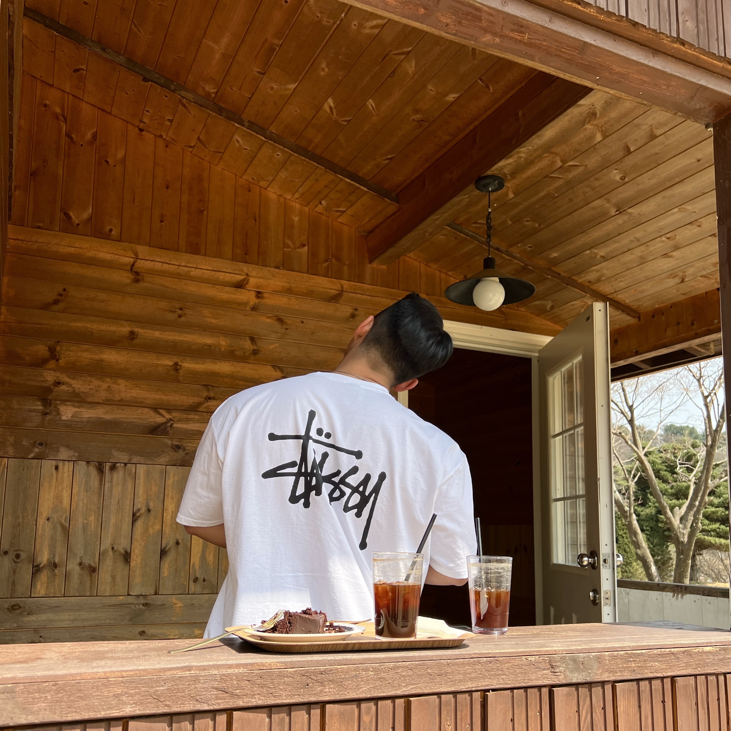 Stussy Basic Stussy T-Shirt White 2023, Jordan 1 x Travis Scott Retro Low OG SP Black Phantom 착용 스타일 - 3