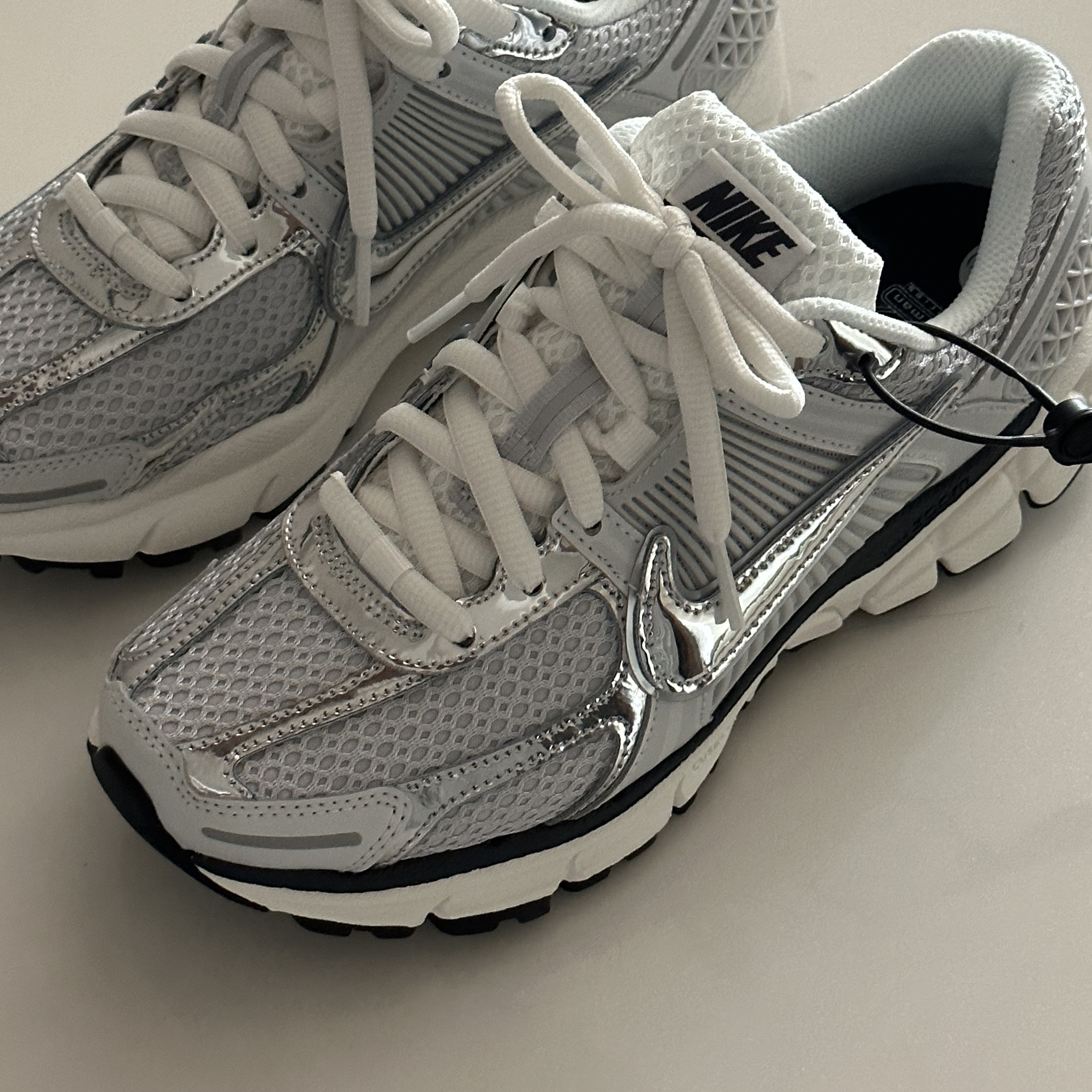 (W) Nike Zoom Vomero 5 Photon Dust and Metallic Silver 착용 스타일