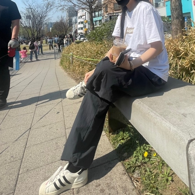 Supreme x Burberry Box Logo T-Shirt White - 22SS, Adidas x Andre Saraiva Superstar Cream White Core Black 착용 스타일