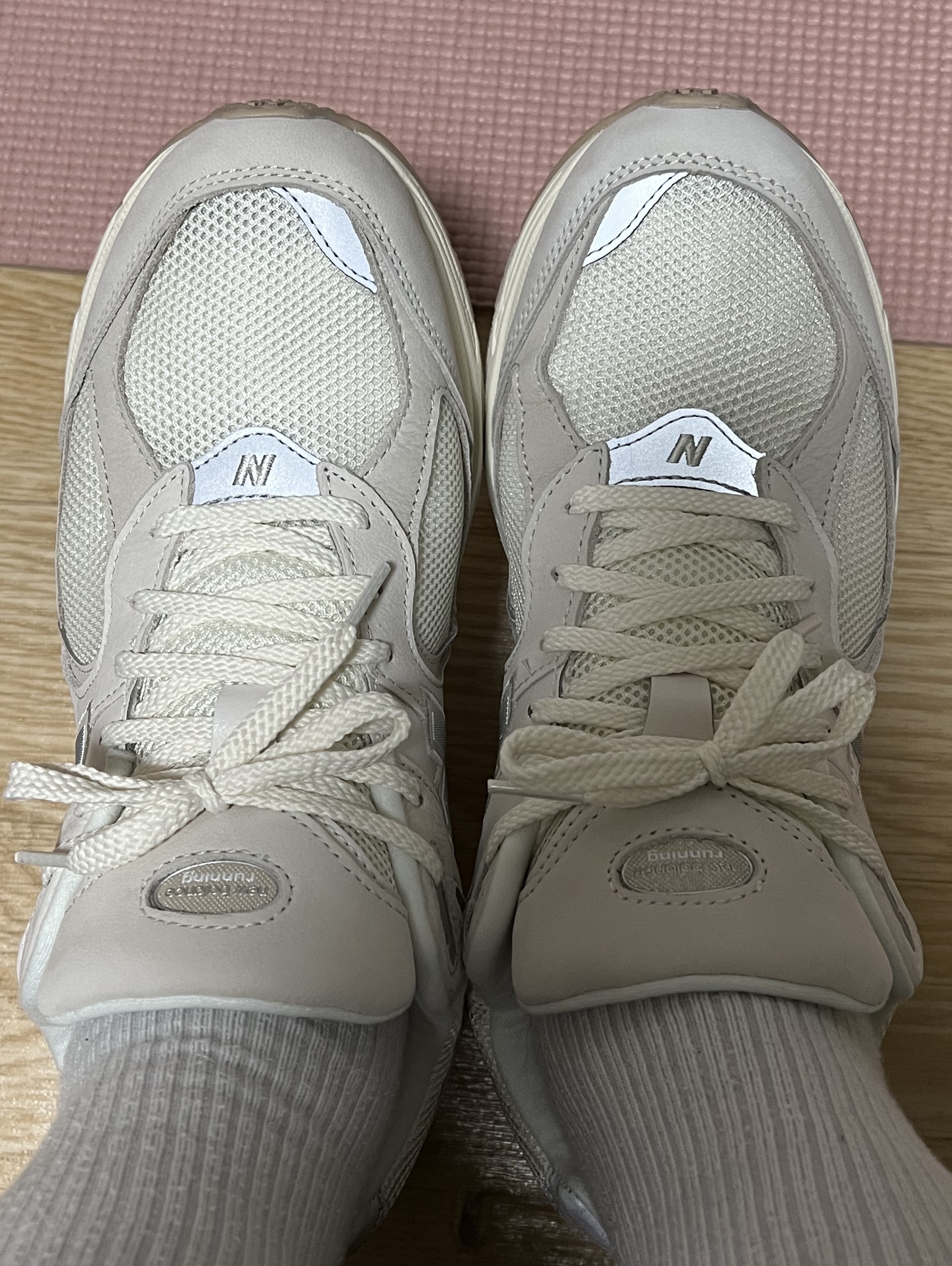 New Balance 2002R White Ivory 착용 스타일 - 2
