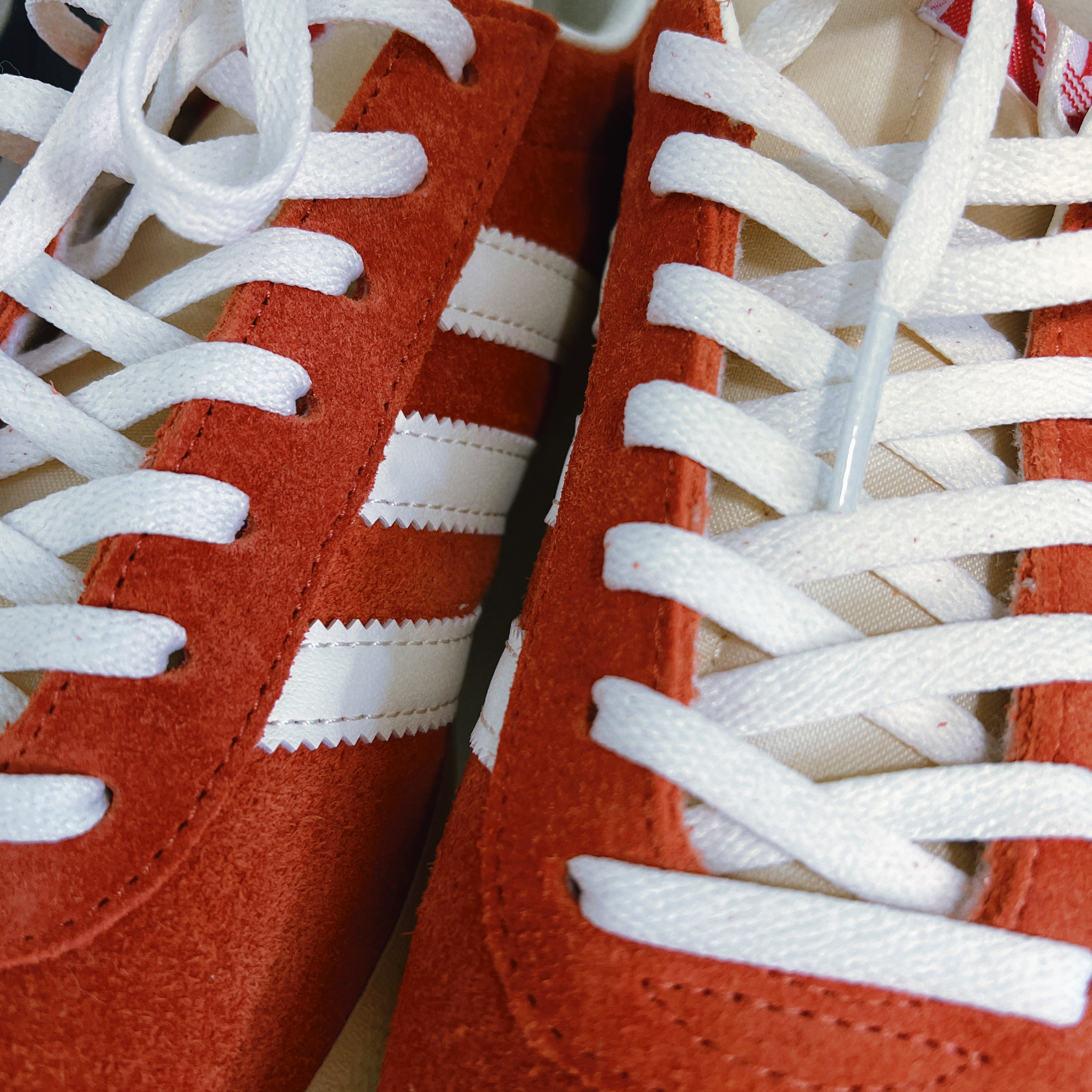 Adidas Gazelle Preloved Red Off White 착용 스타일
